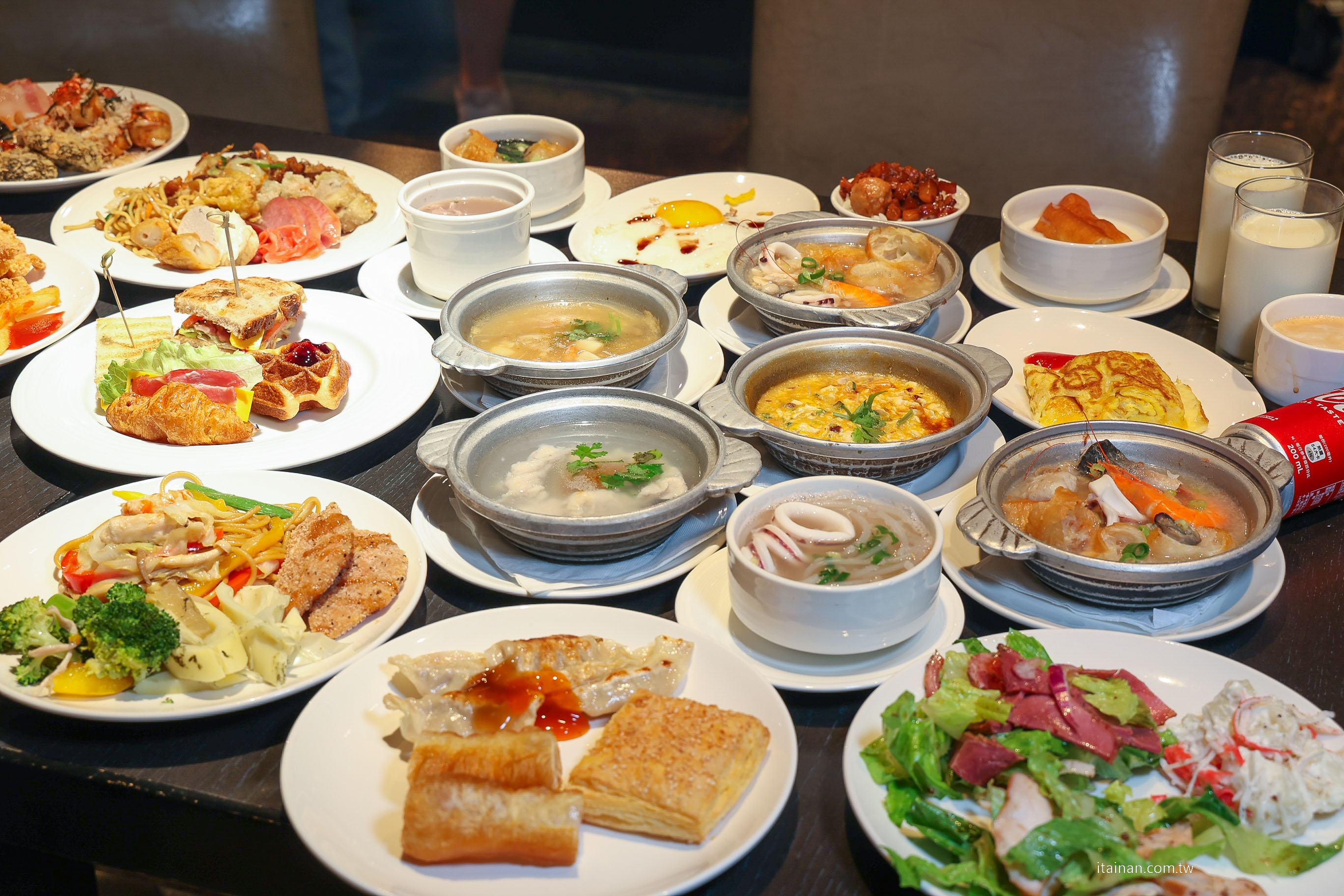 【台南吃到飽推薦】超澎湃~早餐就把台南味通通吃滿!不用排隊,現煮鹹粥、現涮牛肉湯、小卷米粉、浮水魚羹、海鮮羹、香腸熟肉、肉圓直接端上桌 !台南桂田酒店「阿力海百匯餐廳」自助式早餐 【台南吃到飽推薦】超澎湃~早餐就把台南味通通吃滿!不用排隊,現煮鹹粥、現涮牛肉湯、小卷米粉、浮水魚羹、海鮮羹、香腸熟肉、肉圓直接端上桌 !台南桂田酒店「阿力海百匯餐廳」自助式早餐