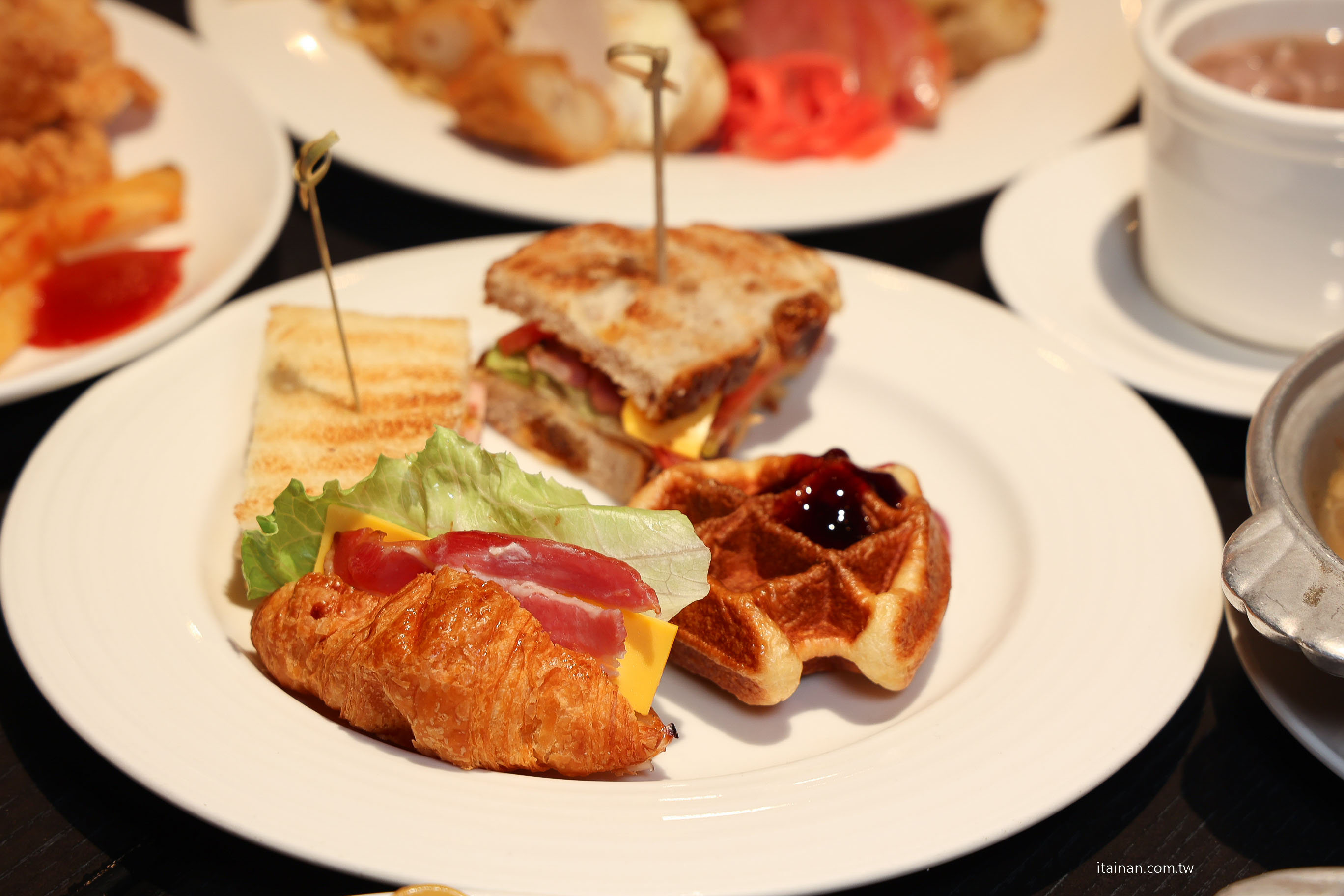 【台南吃到飽推薦】超澎湃~早餐就把台南味通通吃滿!不用排隊,現煮鹹粥、現涮牛肉湯、小卷米粉、浮水魚羹、海鮮羹、香腸熟肉、肉圓直接端上桌 !台南桂田酒店「阿力海百匯餐廳」自助式早餐 【台南吃到飽推薦】超澎湃~早餐就把台南味通通吃滿!不用排隊,現煮鹹粥、現涮牛肉湯、小卷米粉、浮水魚羹、海鮮羹、香腸熟肉、肉圓直接端上桌 !台南桂田酒店「阿力海百匯餐廳」自助式早餐