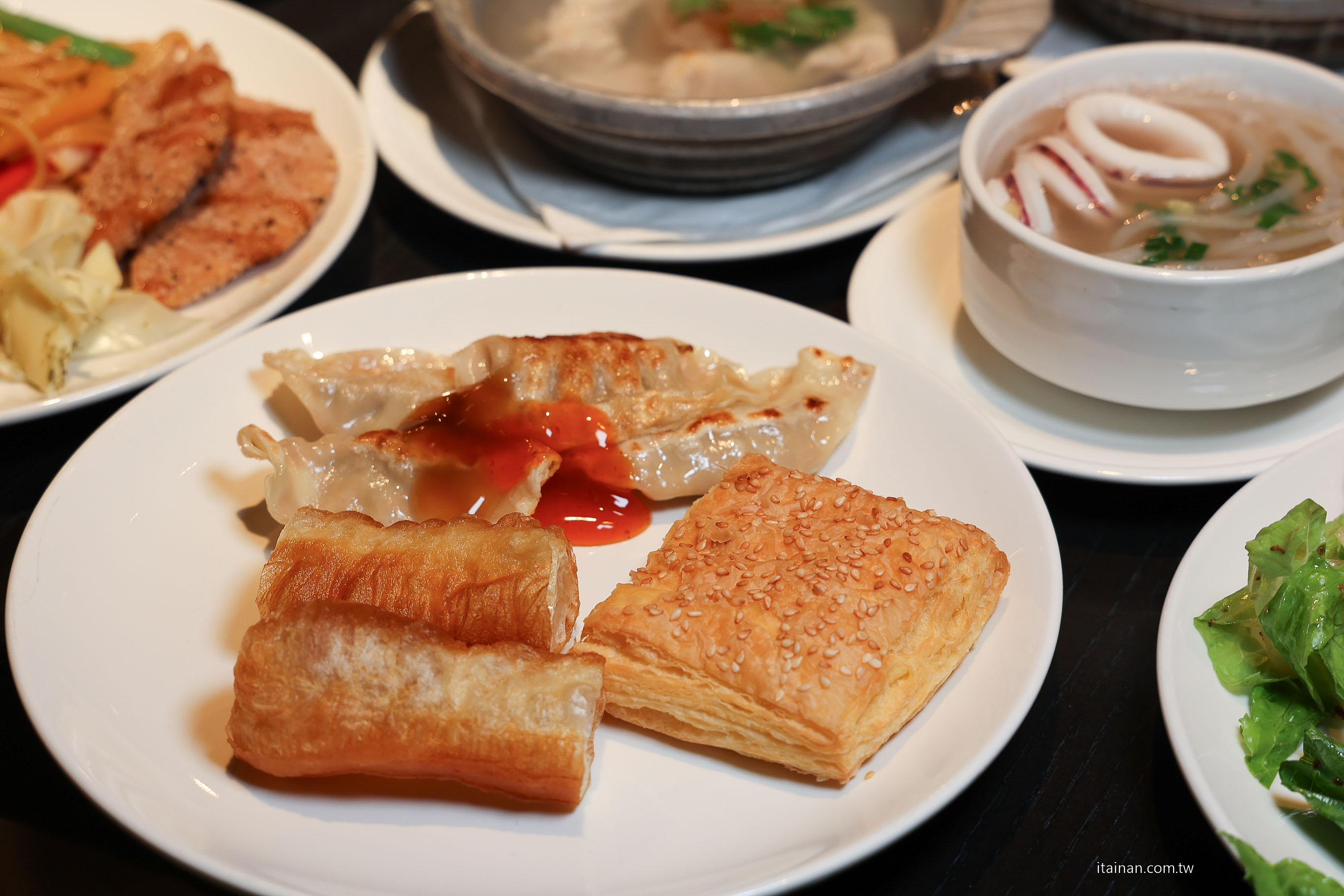 【台南吃到飽推薦】超澎湃~早餐就把台南味通通吃滿!不用排隊,現煮鹹粥、現涮牛肉湯、小卷米粉、浮水魚羹、海鮮羹、香腸熟肉、肉圓直接端上桌 !台南桂田酒店「阿力海百匯餐廳」自助式早餐 【台南吃到飽推薦】超澎湃~早餐就把台南味通通吃滿!不用排隊,現煮鹹粥、現涮牛肉湯、小卷米粉、浮水魚羹、海鮮羹、香腸熟肉、肉圓直接端上桌 !台南桂田酒店「阿力海百匯餐廳」自助式早餐