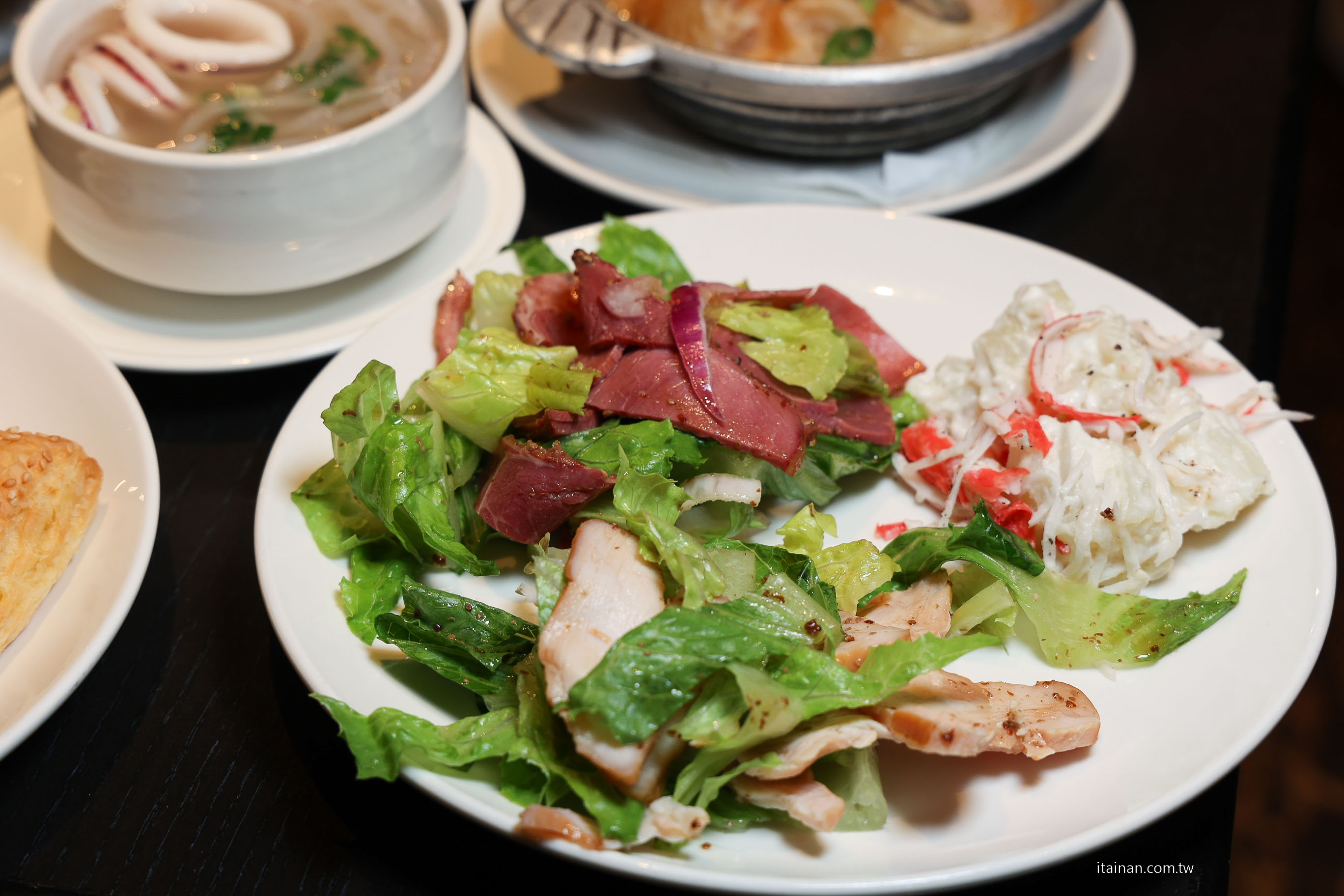 【台南吃到飽推薦】超澎湃~早餐就把台南味通通吃滿!不用排隊,現煮鹹粥、現涮牛肉湯、小卷米粉、浮水魚羹、海鮮羹、香腸熟肉、肉圓直接端上桌 !台南桂田酒店「阿力海百匯餐廳」自助式早餐 【台南吃到飽推薦】超澎湃~早餐就把台南味通通吃滿!不用排隊,現煮鹹粥、現涮牛肉湯、小卷米粉、浮水魚羹、海鮮羹、香腸熟肉、肉圓直接端上桌 !台南桂田酒店「阿力海百匯餐廳」自助式早餐