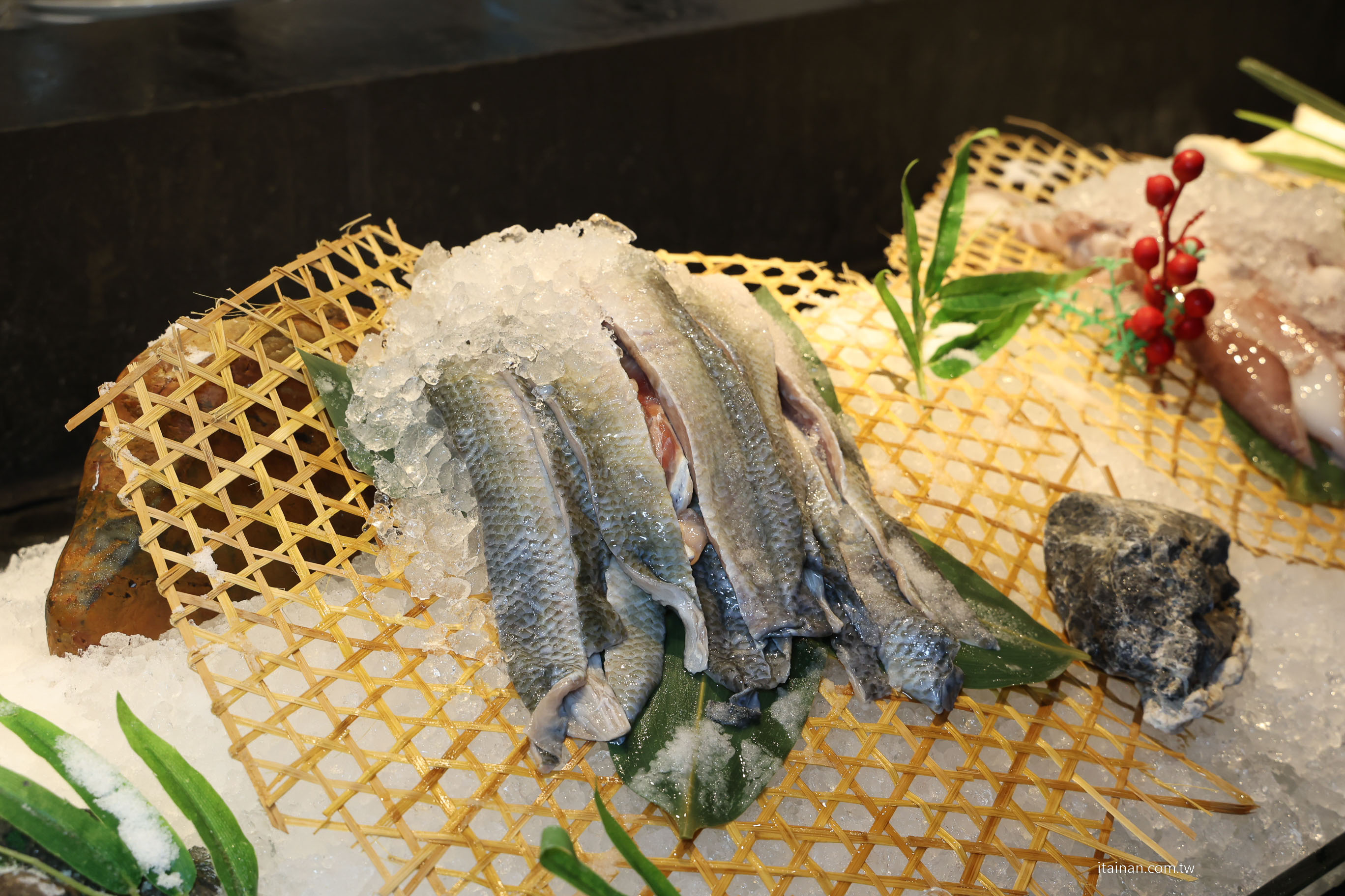 【台南吃到飽推薦】超澎湃~早餐就把台南味通通吃滿!不用排隊，現煮鹹粥、現涮牛肉湯、小卷米粉、浮水魚羹、海鮮羹、香腸熟肉、肉圓直接端上桌 !台南桂田酒店「阿力海百匯餐廳」自助式早餐