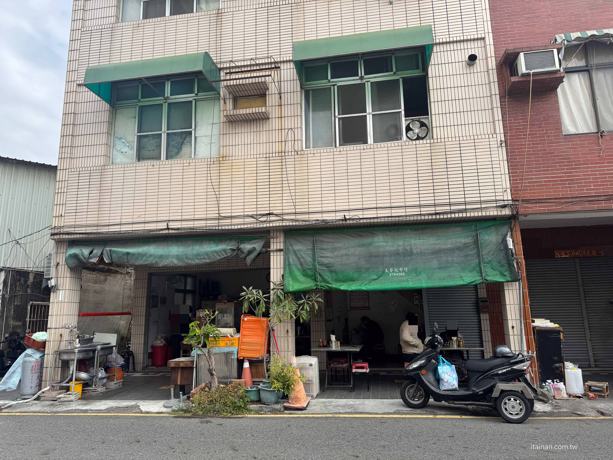 李安導演回台南必吃的家鄉味!不是驚豔系美食,卻有一種吃過就忘不了的魔力「韋家乾麵」李安麵店 李安導演回台南必吃的家鄉味!不是驚豔系美食,卻有一種吃過就忘不了的魔力「韋家乾麵」李安麵店