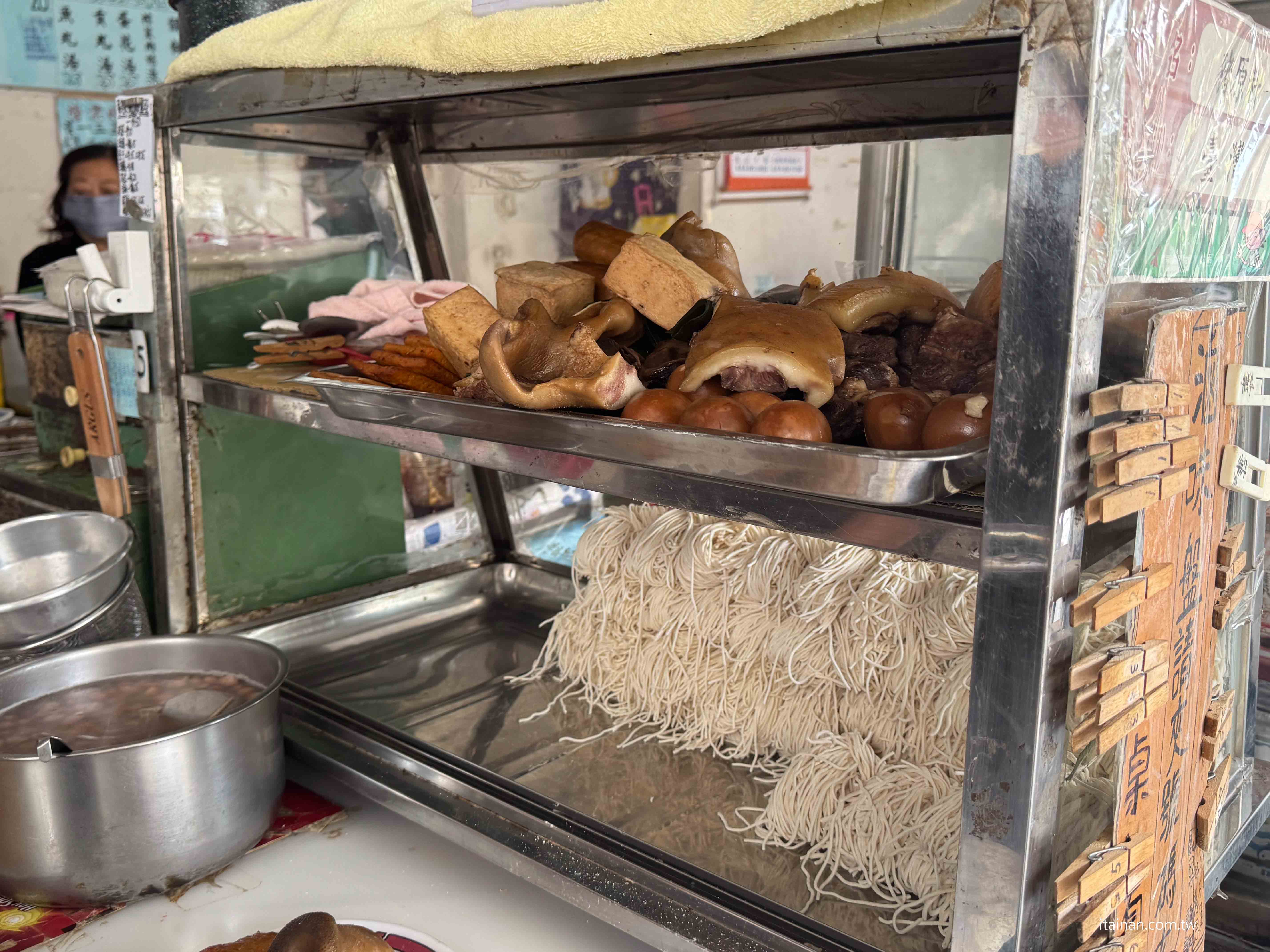 李安導演回台南必吃的家鄉味!不是驚豔系美食,卻有一種吃過就忘不了的魔力「韋家乾麵」李安麵店 李安導演回台南必吃的家鄉味!不是驚豔系美食,卻有一種吃過就忘不了的魔力「韋家乾麵」李安麵店