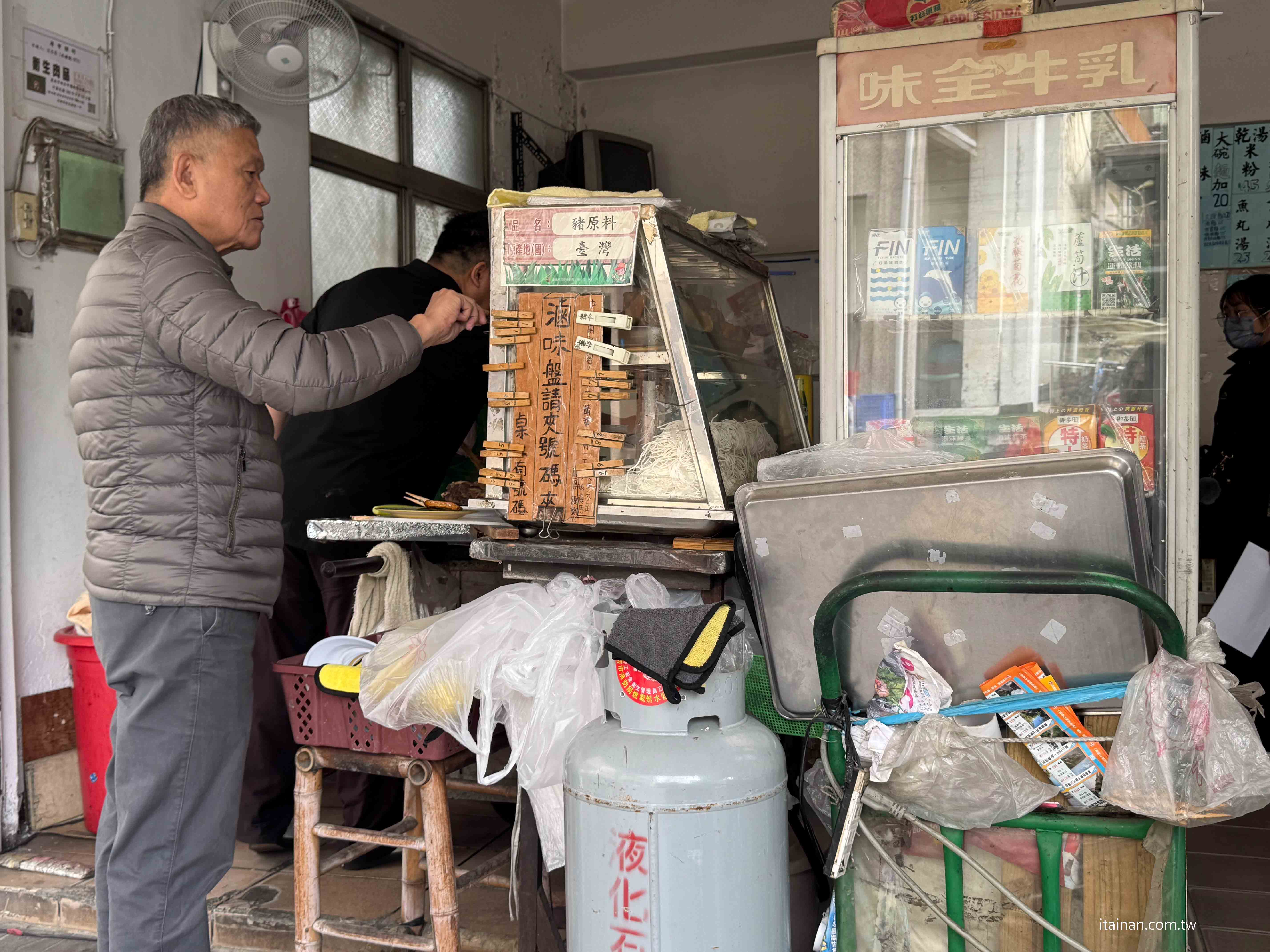 李安導演回台南必吃的家鄉味!不是驚豔系美食,卻有一種吃過就忘不了的魔力「韋家乾麵」李安麵店 李安導演回台南必吃的家鄉味!不是驚豔系美食,卻有一種吃過就忘不了的魔力「韋家乾麵」李安麵店