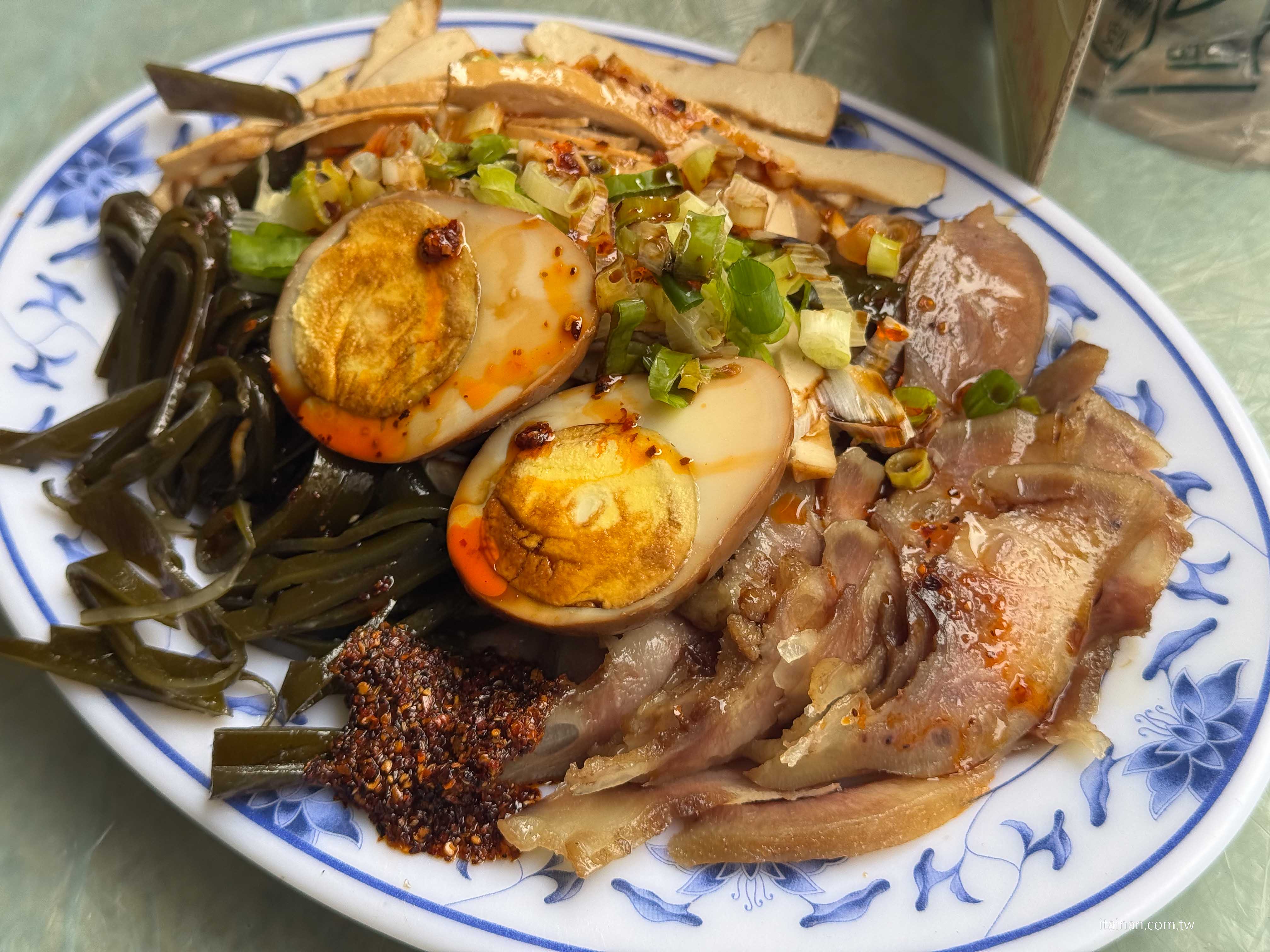 李安導演回台南必吃的家鄉味!不是驚豔系美食，卻有一種吃過就忘不了的魔力「韋家乾麵」李安麵店