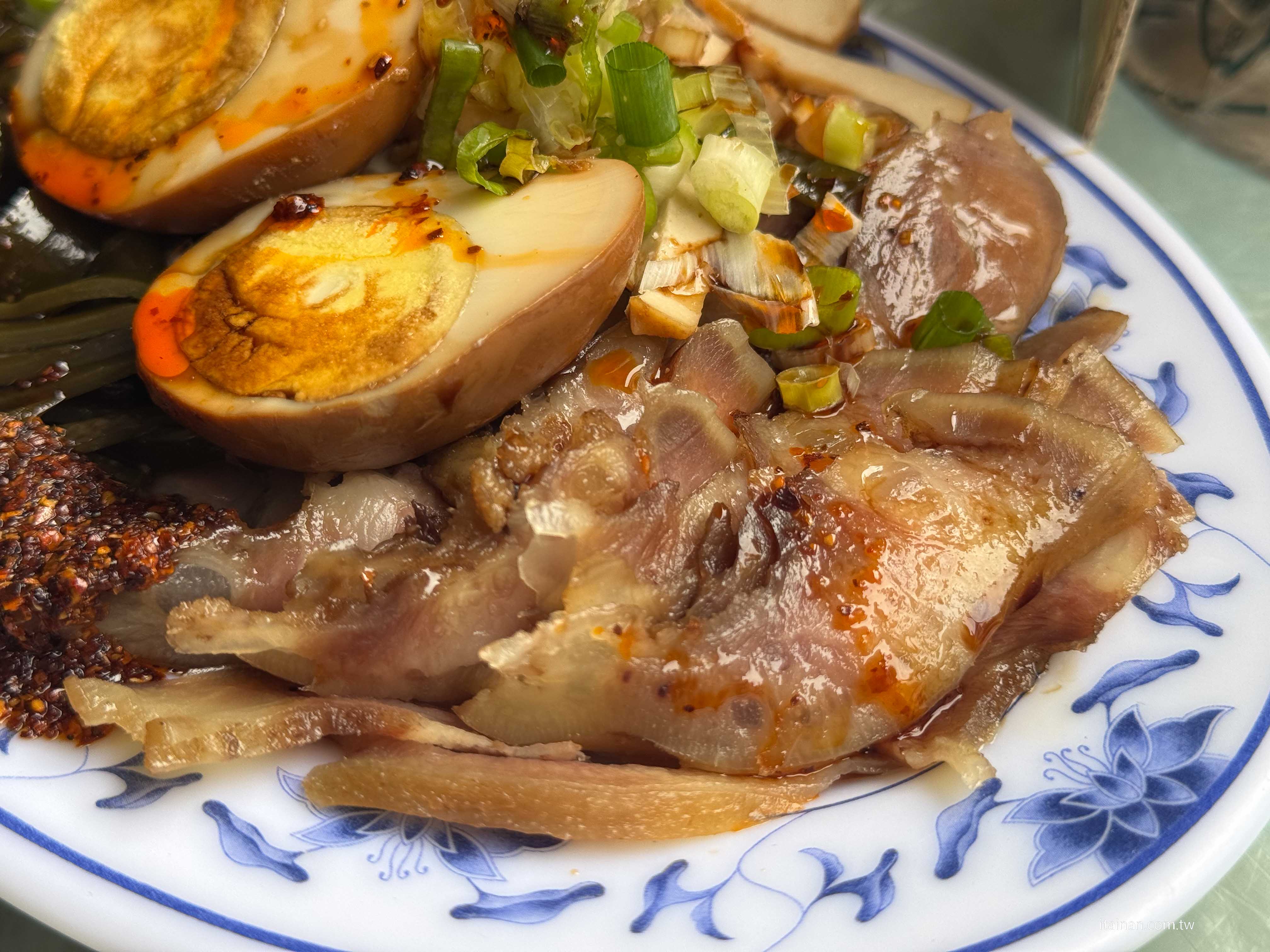 李安導演回台南必吃的家鄉味!不是驚豔系美食,卻有一種吃過就忘不了的魔力「韋家乾麵」李安麵店 李安導演回台南必吃的家鄉味!不是驚豔系美食,卻有一種吃過就忘不了的魔力「韋家乾麵」李安麵店