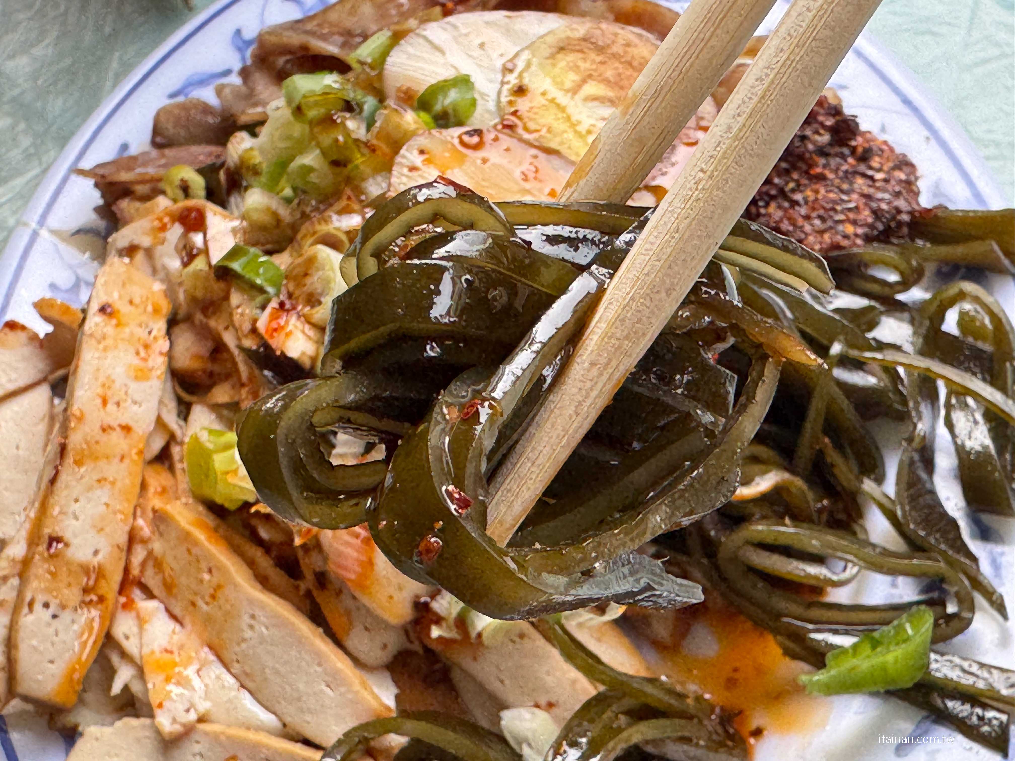 李安導演回台南必吃的家鄉味!不是驚豔系美食,卻有一種吃過就忘不了的魔力「韋家乾麵」李安麵店 李安導演回台南必吃的家鄉味!不是驚豔系美食,卻有一種吃過就忘不了的魔力「韋家乾麵」李安麵店