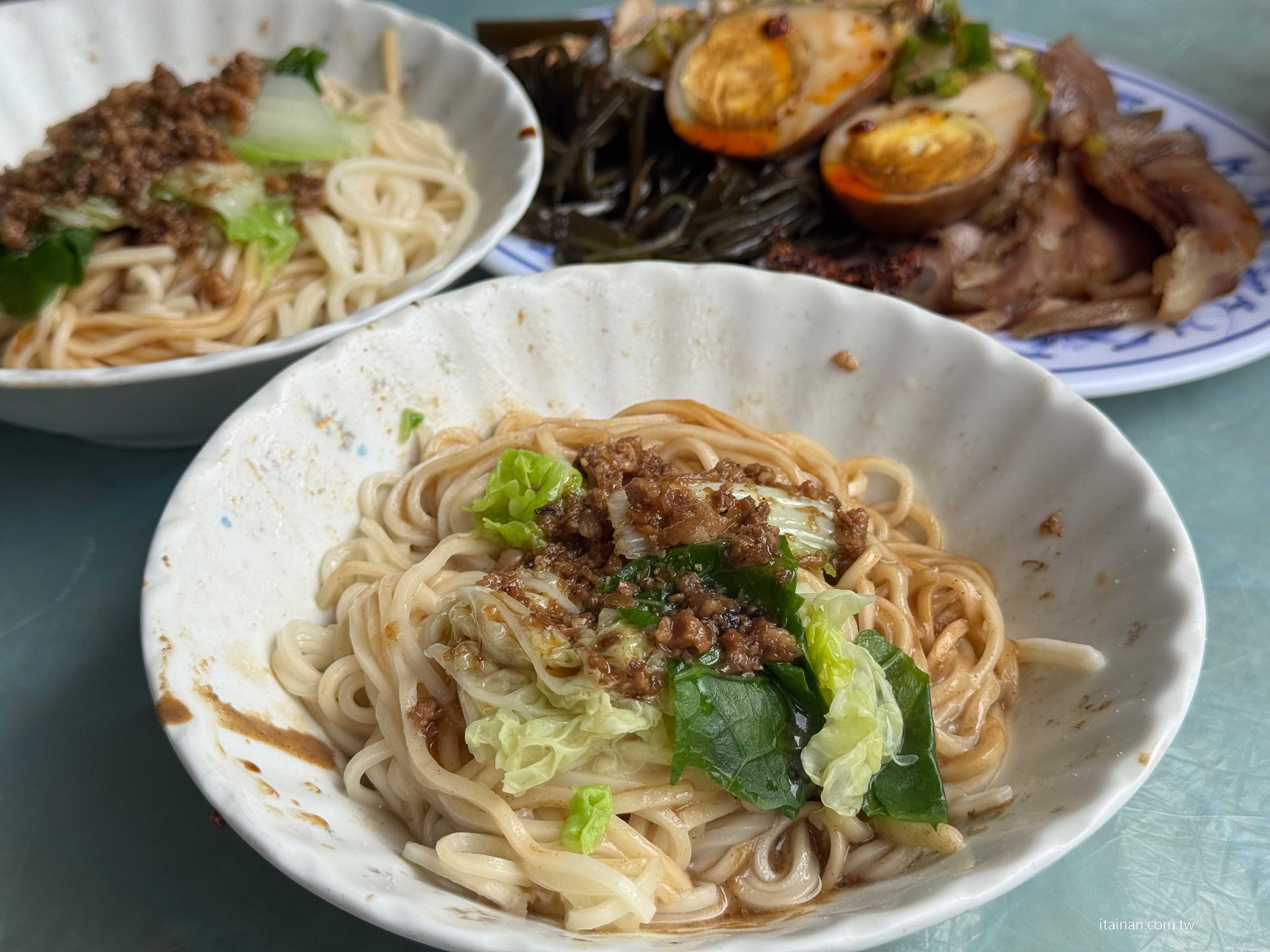 李安導演回台南必吃的家鄉味!不是驚豔系美食,卻有一種吃過就忘不了的魔力「韋家乾麵」李安麵店 李安導演回台南必吃的家鄉味!不是驚豔系美食,卻有一種吃過就忘不了的魔力「韋家乾麵」李安麵店