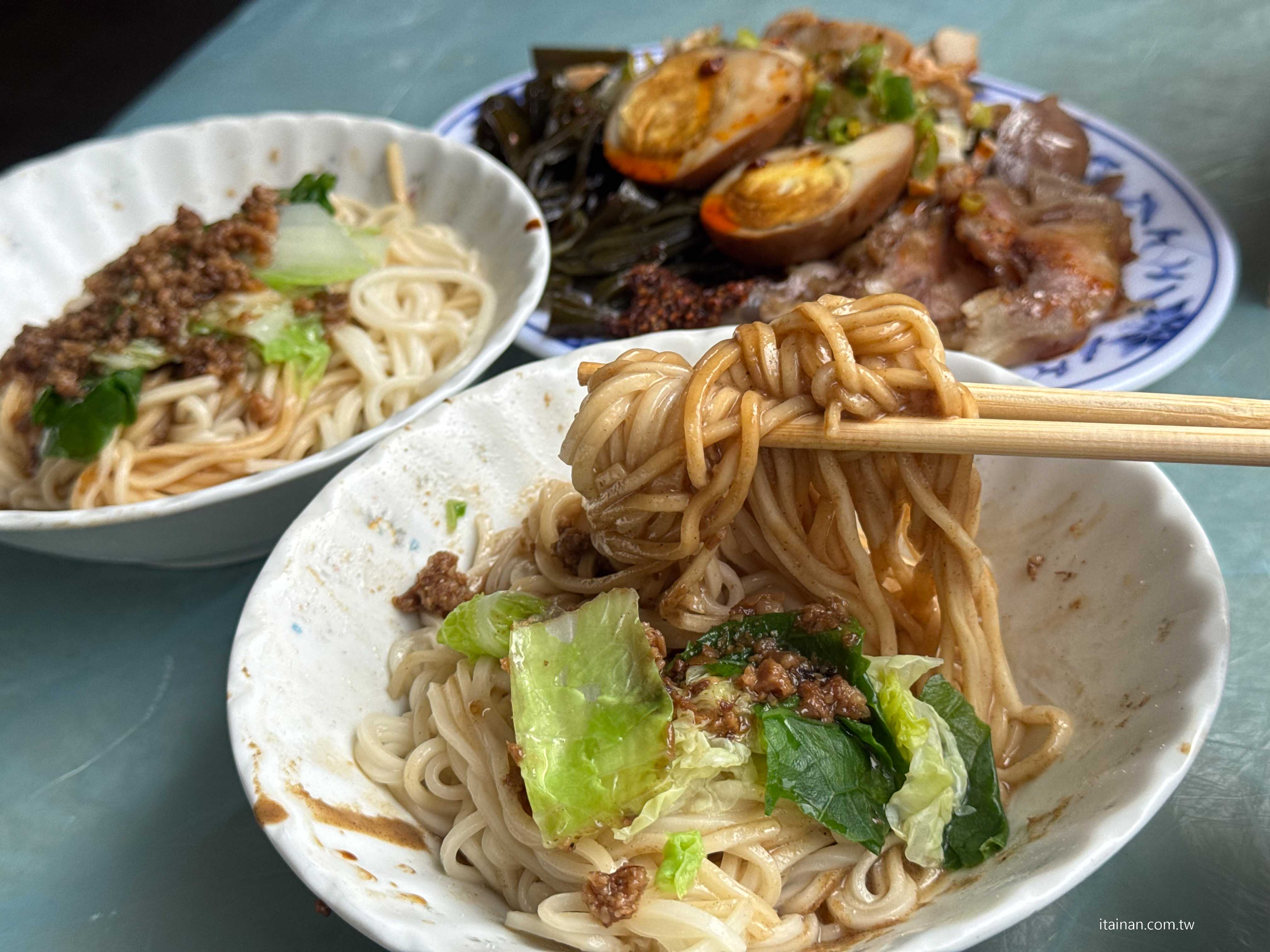 李安導演回台南必吃的家鄉味!不是驚豔系美食,卻有一種吃過就忘不了的魔力「韋家乾麵」李安麵店 李安導演回台南必吃的家鄉味!不是驚豔系美食,卻有一種吃過就忘不了的魔力「韋家乾麵」李安麵店