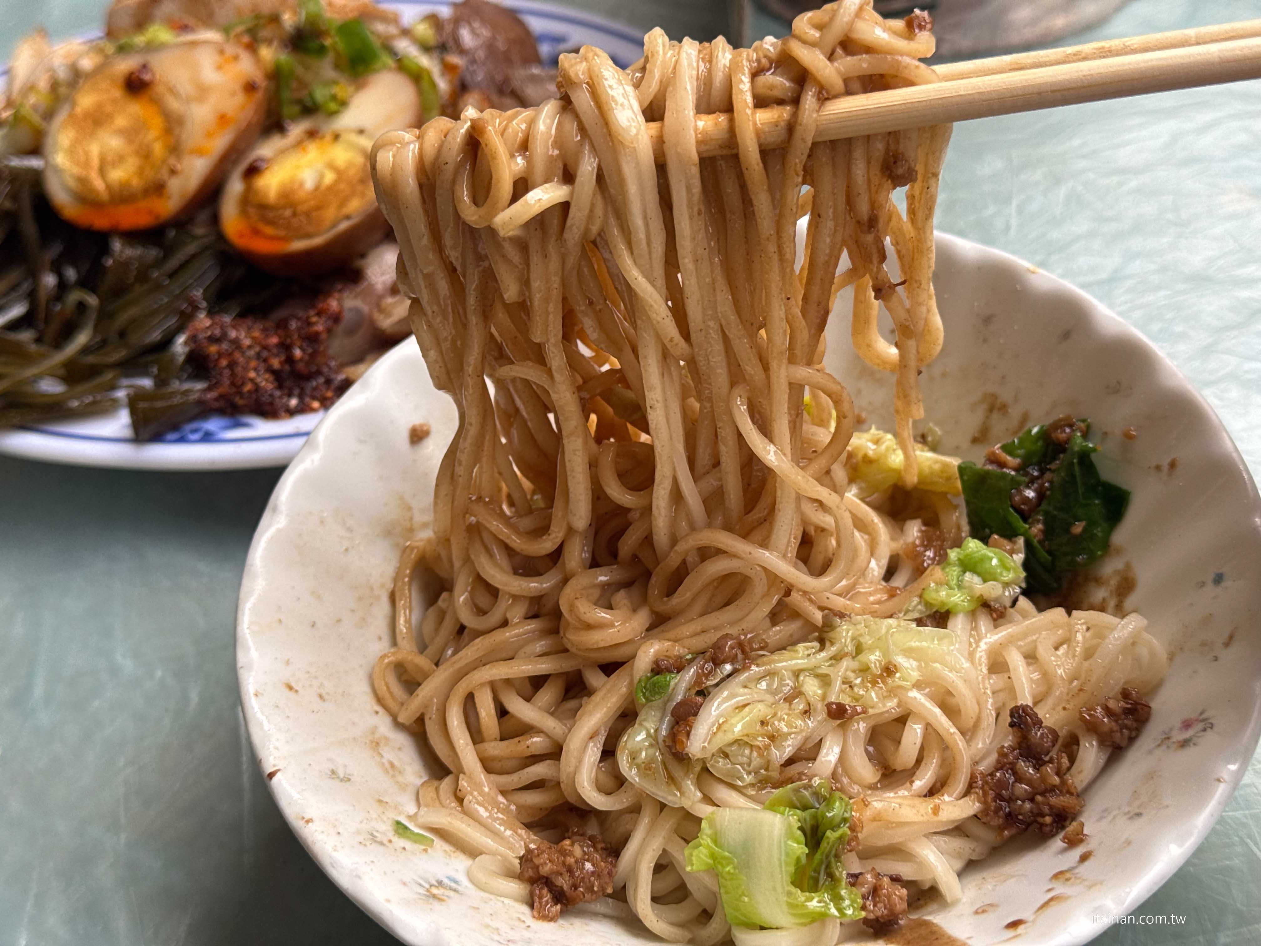 李安導演回台南必吃的家鄉味!不是驚豔系美食，卻有一種吃過就忘不了的魔力「韋家乾麵」李安麵店