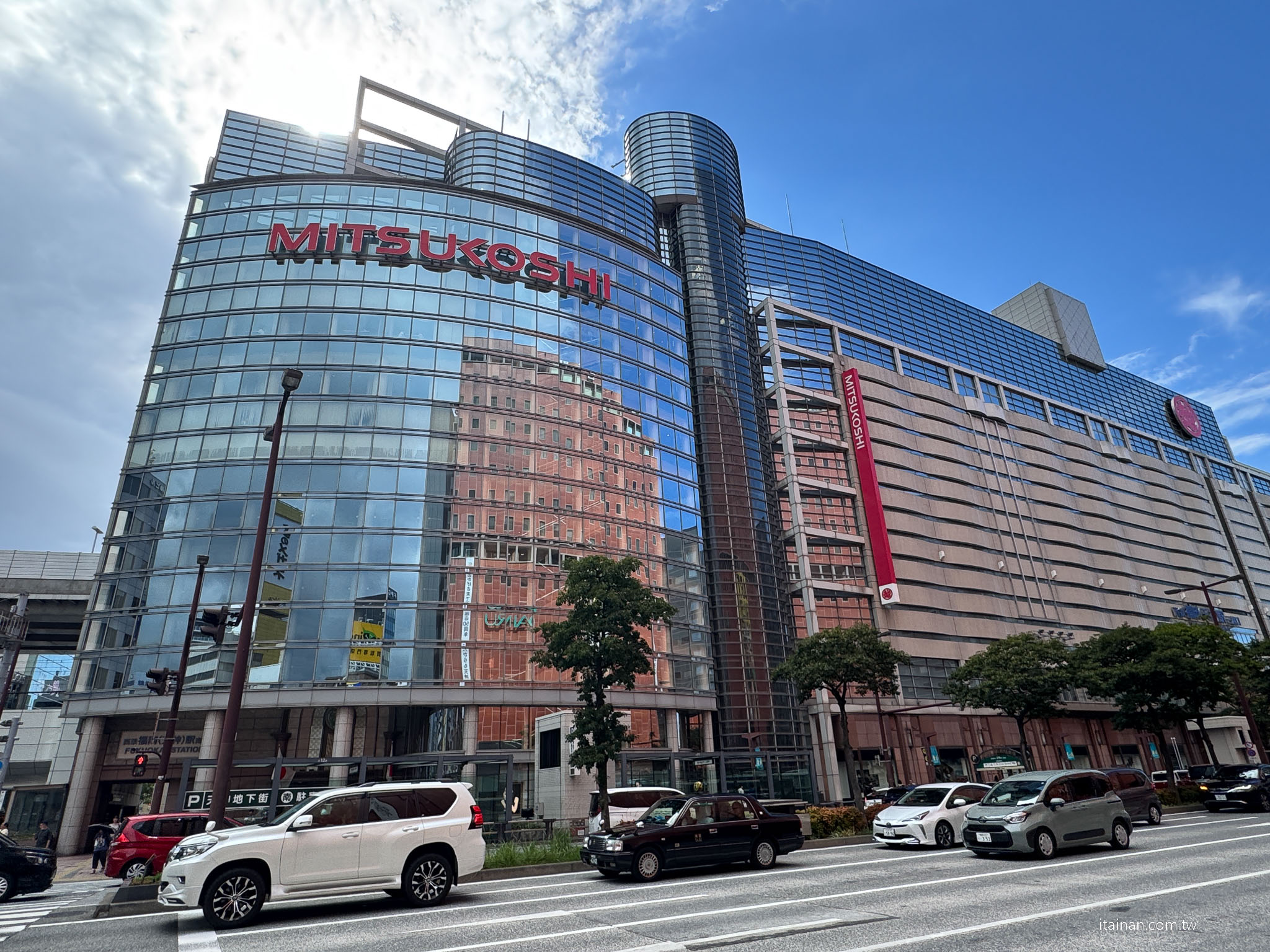 【福岡】在神社裡喝一杯咖啡～讓福岡天神的喧鬧慢下來，還有微笑狐狸幫你帶來好運「Blue Bottle Coffee」 福岡天神店｜藍瓶咖啡｜警固神社｜ブルーボトルコーヒー 福岡天神カフェ