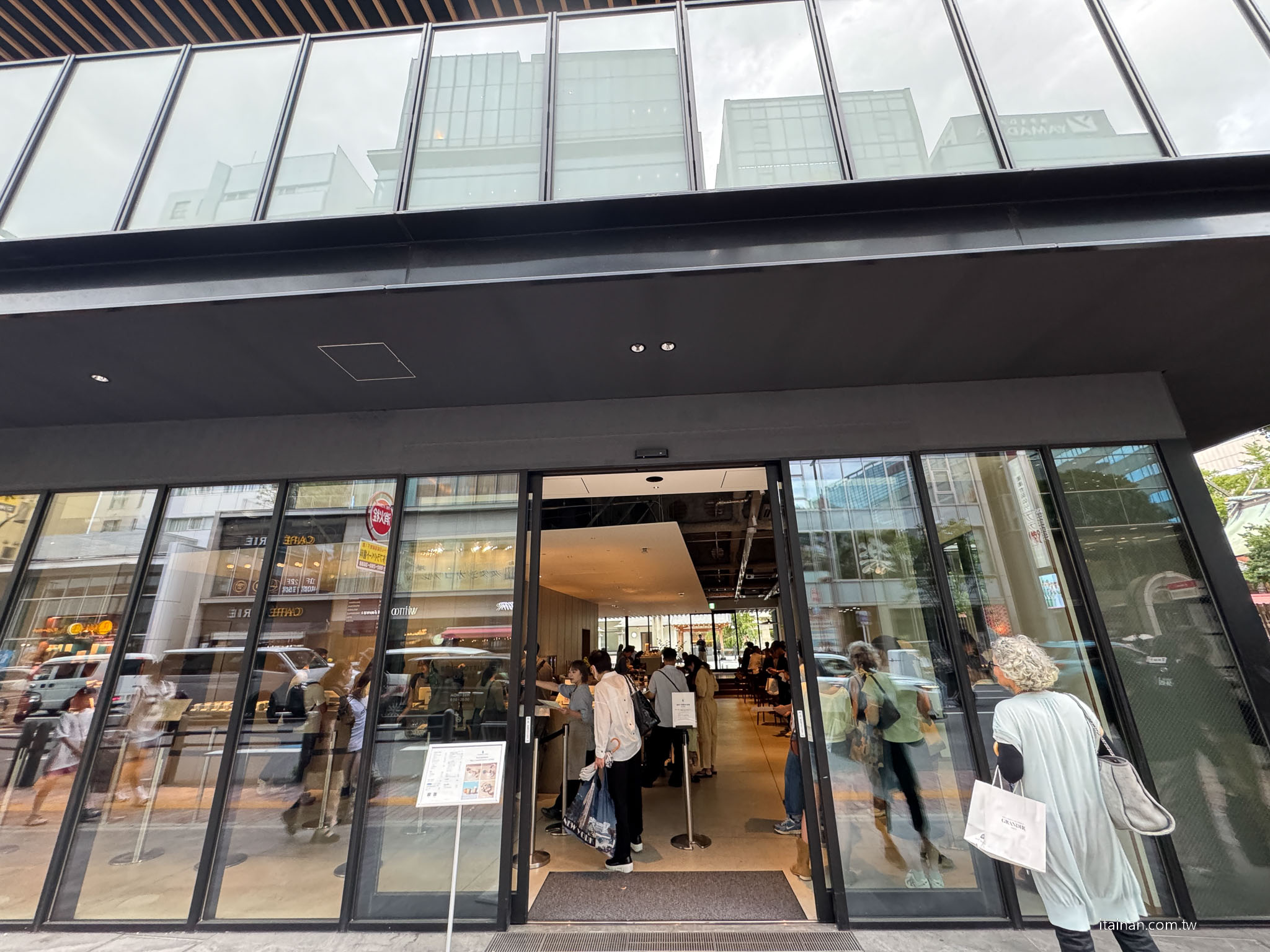 【福岡】在神社裡喝一杯咖啡～讓福岡天神的喧鬧慢下來，還有微笑狐狸幫你帶來好運「Blue Bottle Coffee」 福岡天神店｜藍瓶咖啡｜警固神社｜ブルーボトルコーヒー 福岡天神カフェ