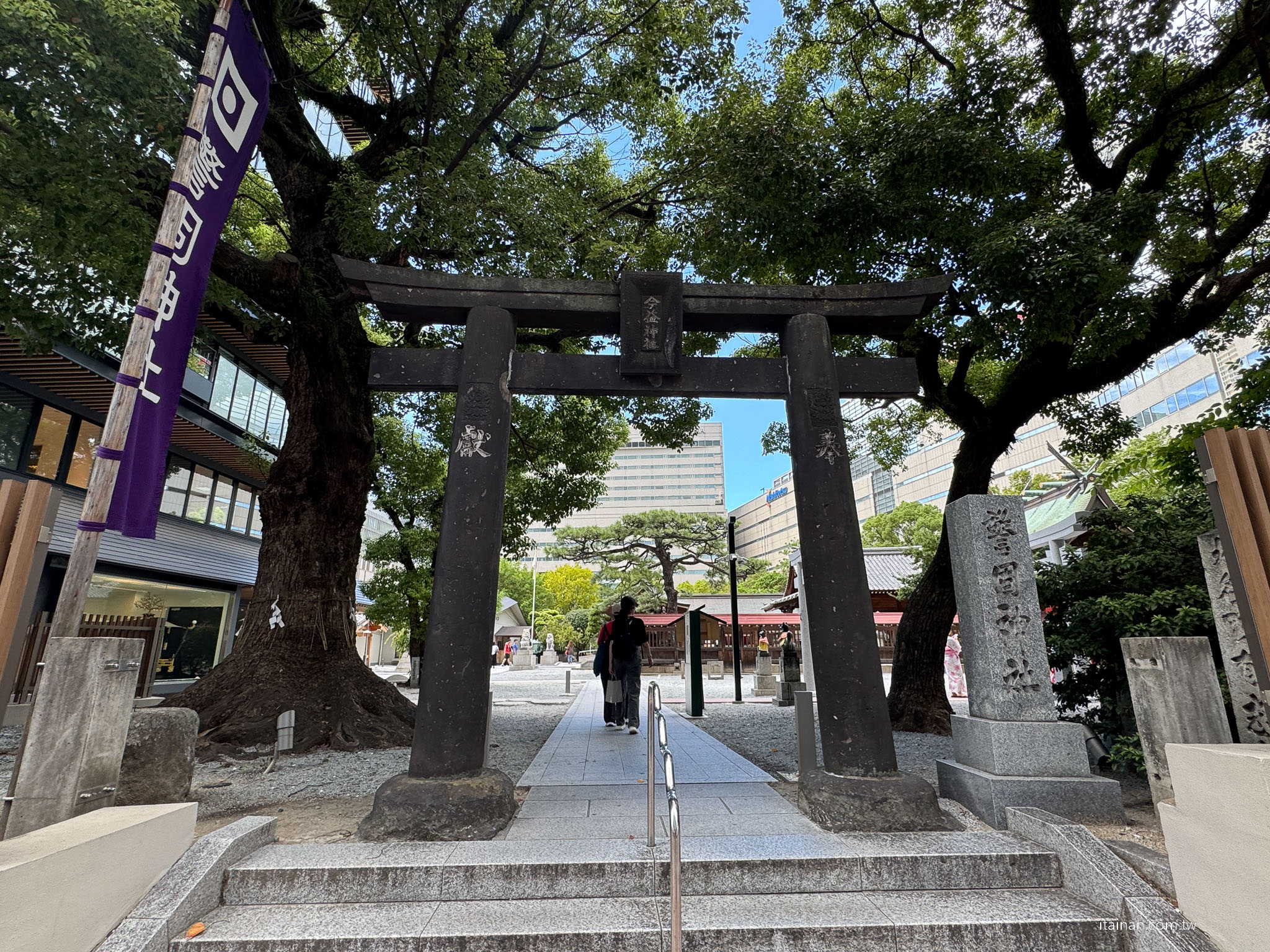【福岡】在神社裡喝一杯咖啡～讓福岡天神的喧鬧慢下來，還有微笑狐狸幫你帶來好運「Blue Bottle Coffee」 福岡天神店｜藍瓶咖啡｜警固神社｜ブルーボトルコーヒー 福岡天神カフェ