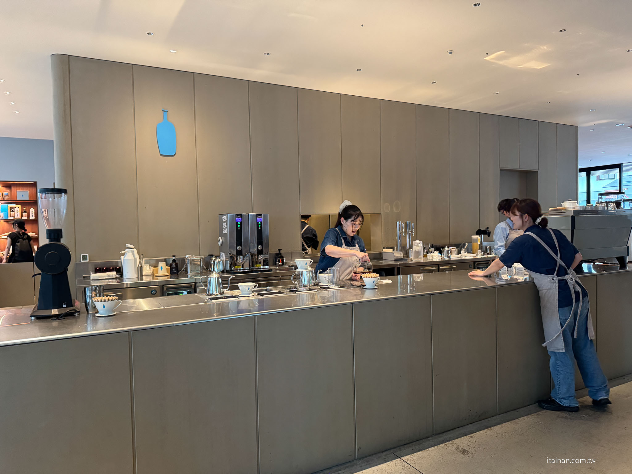 【福岡】在神社裡喝一杯咖啡～讓福岡天神的喧鬧慢下來，還有微笑狐狸幫你帶來好運「Blue Bottle Coffee」 福岡天神店｜藍瓶咖啡｜警固神社｜ブルーボトルコーヒー 福岡天神カフェ