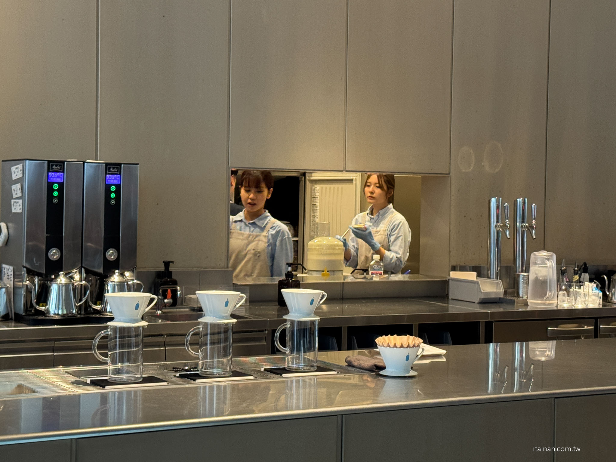 【福岡】在神社裡喝一杯咖啡～讓福岡天神的喧鬧慢下來，還有微笑狐狸幫你帶來好運「Blue Bottle Coffee」 福岡天神店｜藍瓶咖啡｜警固神社｜ブルーボトルコーヒー 福岡天神カフェ