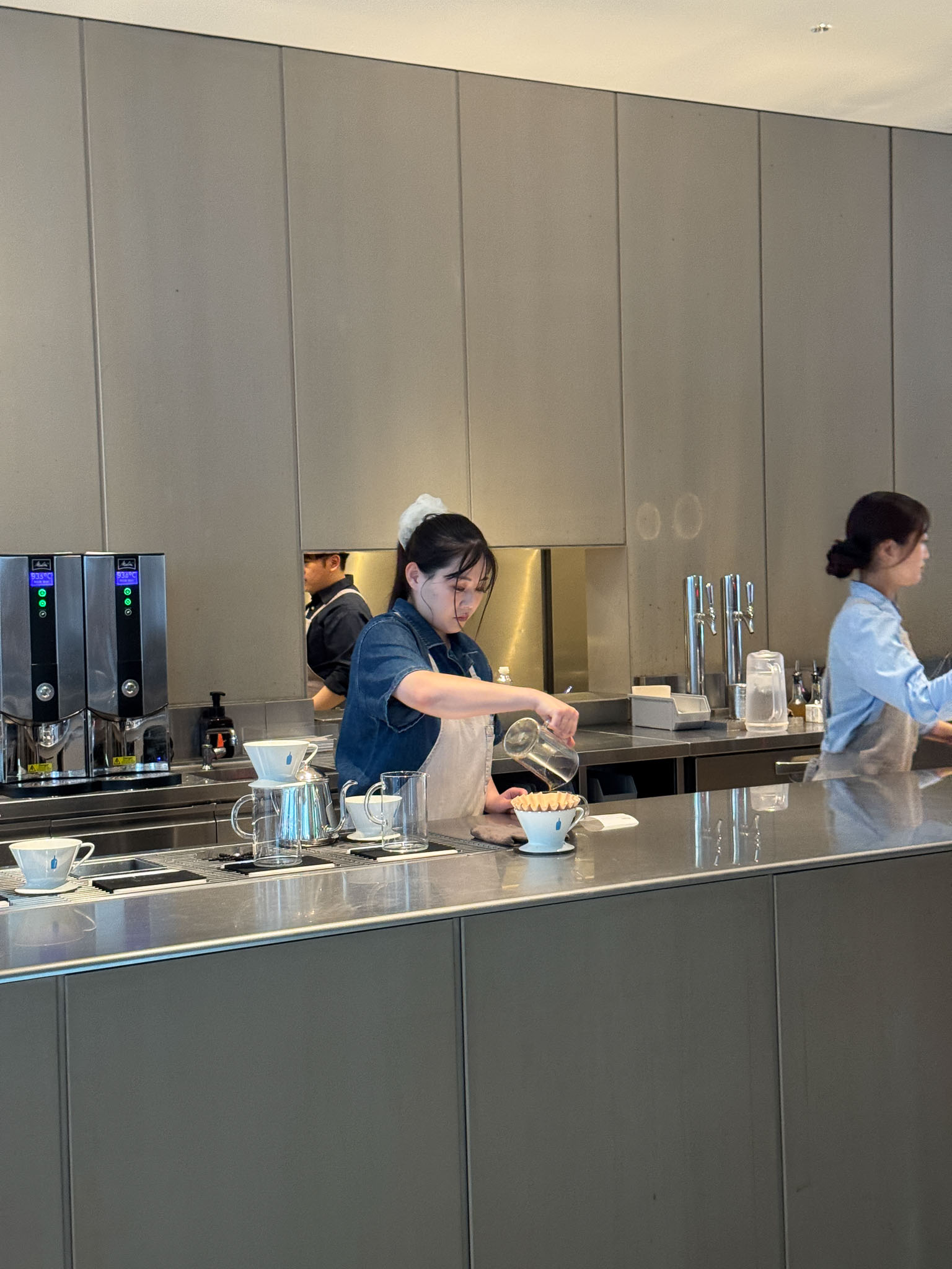 【福岡】在神社裡喝一杯咖啡～讓福岡天神的喧鬧慢下來，還有微笑狐狸幫你帶來好運「Blue Bottle Coffee」 福岡天神店｜藍瓶咖啡｜警固神社｜ブルーボトルコーヒー 福岡天神カフェ