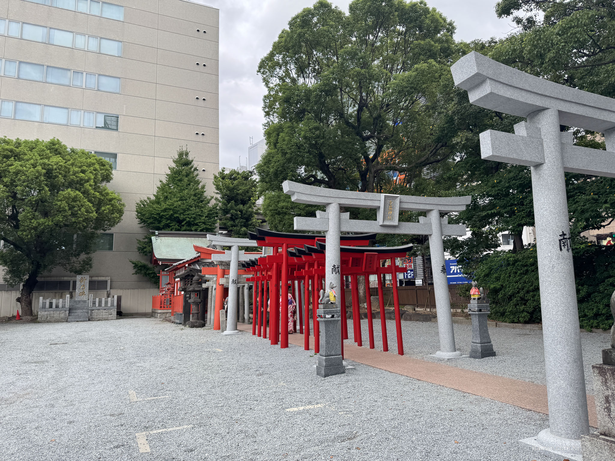 【福岡】在神社裡喝一杯咖啡～讓福岡天神的喧鬧慢下來，還有微笑狐狸幫你帶來好運「Blue Bottle Coffee」 福岡天神店｜藍瓶咖啡｜警固神社｜ブルーボトルコーヒー 福岡天神カフェ