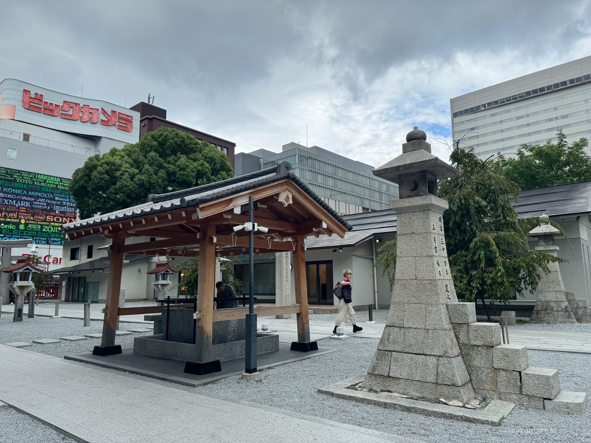 【福岡】在神社裡喝一杯咖啡～讓福岡天神的喧鬧慢下來，還有微笑狐狸幫你帶來好運「Blue Bottle Coffee」 福岡天神店｜藍瓶咖啡｜警固神社｜ブルーボトルコーヒー 福岡天神カフェ