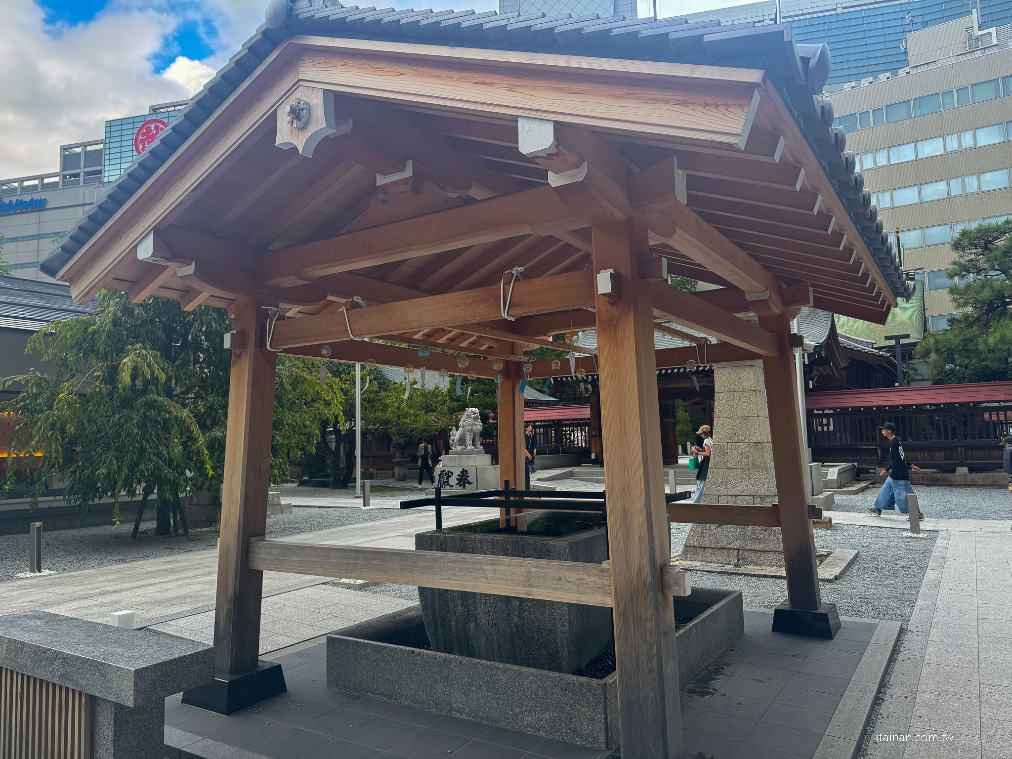 【福岡】在神社裡喝一杯咖啡～讓福岡天神的喧鬧慢下來，還有微笑狐狸幫你帶來好運「Blue Bottle Coffee」 福岡天神店｜藍瓶咖啡｜警固神社｜ブルーボトルコーヒー 福岡天神カフェ