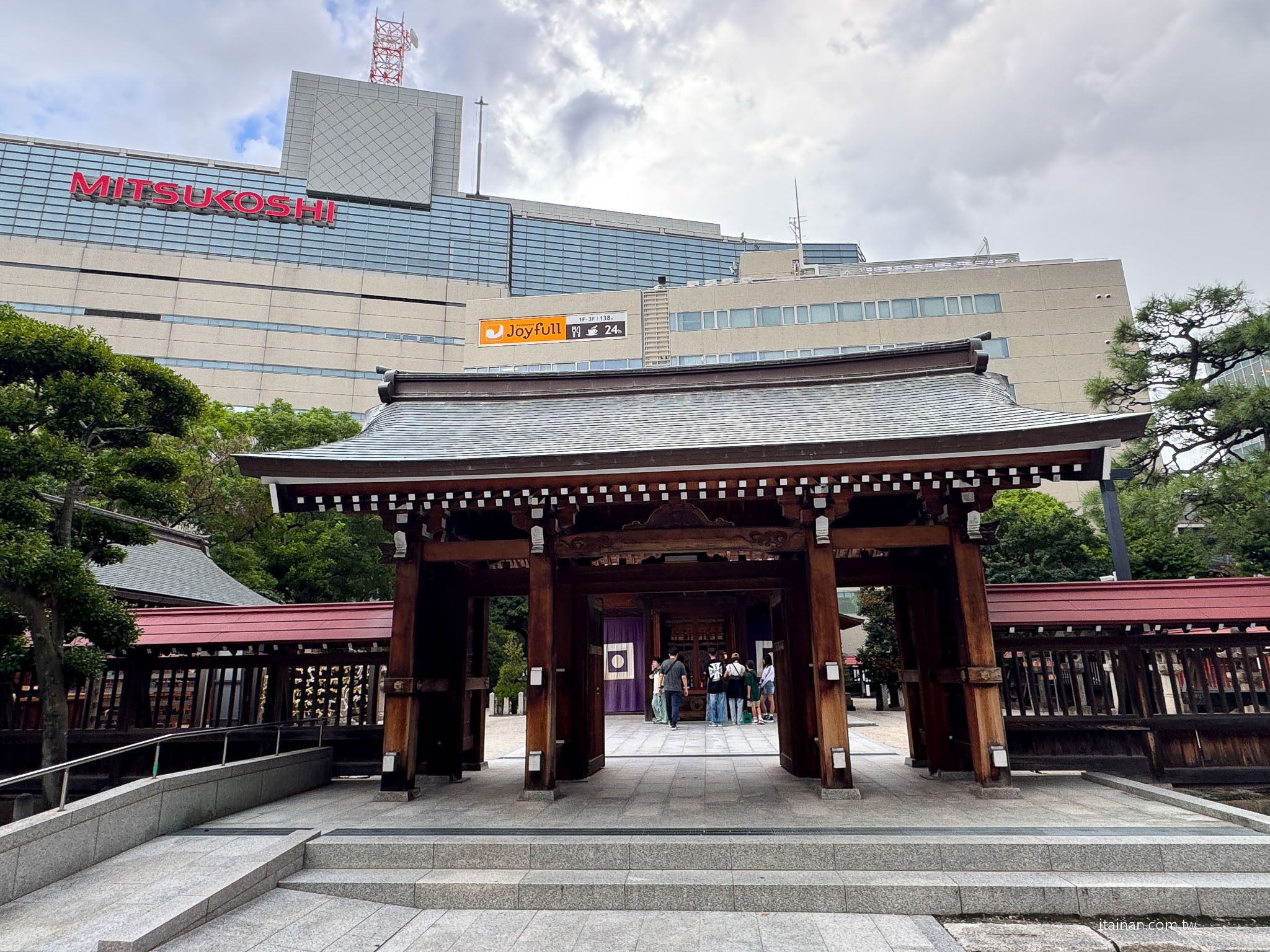 【福岡】在神社裡喝一杯咖啡～讓福岡天神的喧鬧慢下來，還有微笑狐狸幫你帶來好運「Blue Bottle Coffee」 福岡天神店｜藍瓶咖啡｜警固神社｜ブルーボトルコーヒー 福岡天神カフェ