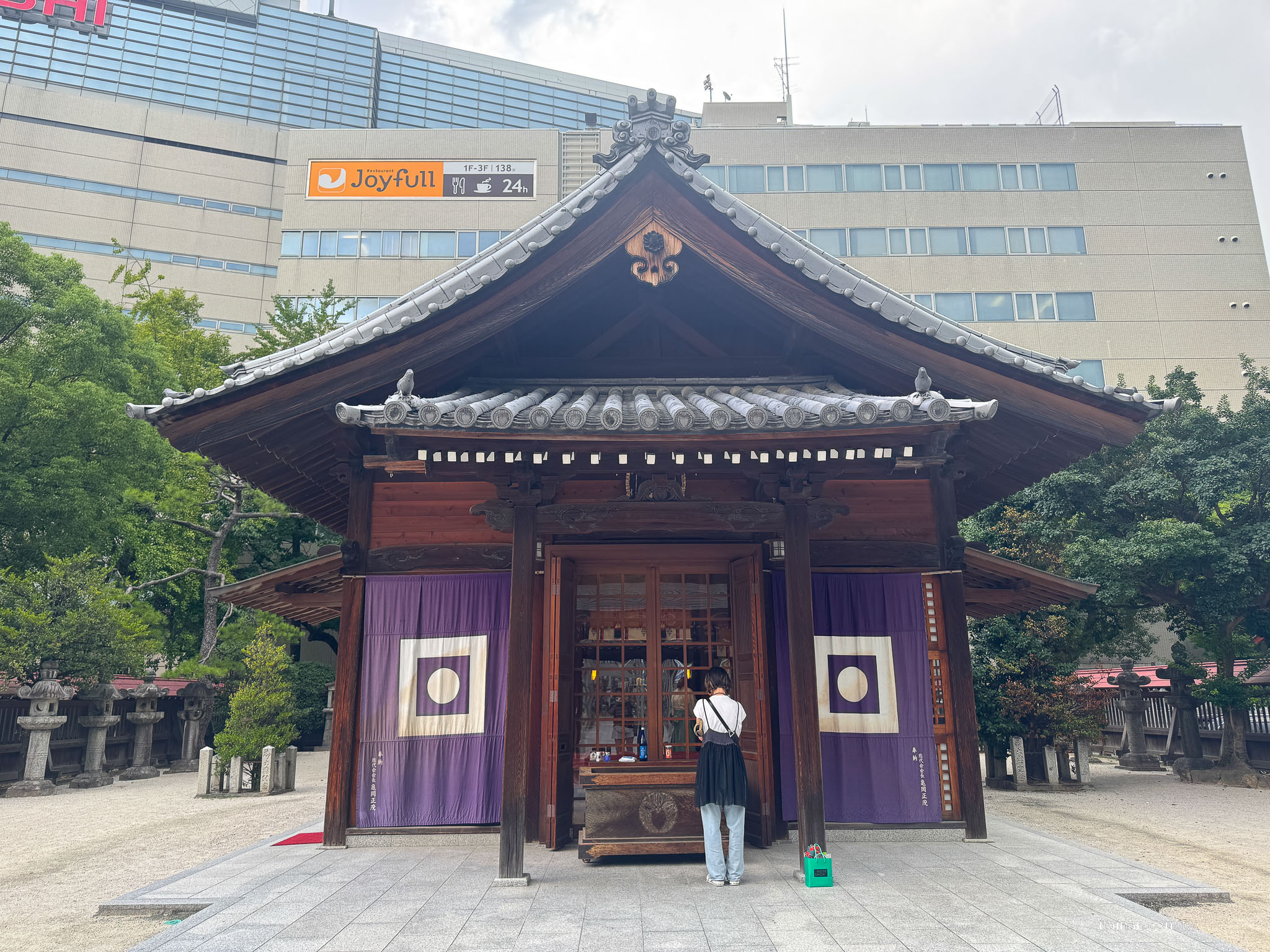 【福岡】在神社裡喝一杯咖啡～讓福岡天神的喧鬧慢下來，還有微笑狐狸幫你帶來好運「Blue Bottle Coffee」 福岡天神店｜藍瓶咖啡｜警固神社｜ブルーボトルコーヒー 福岡天神カフェ