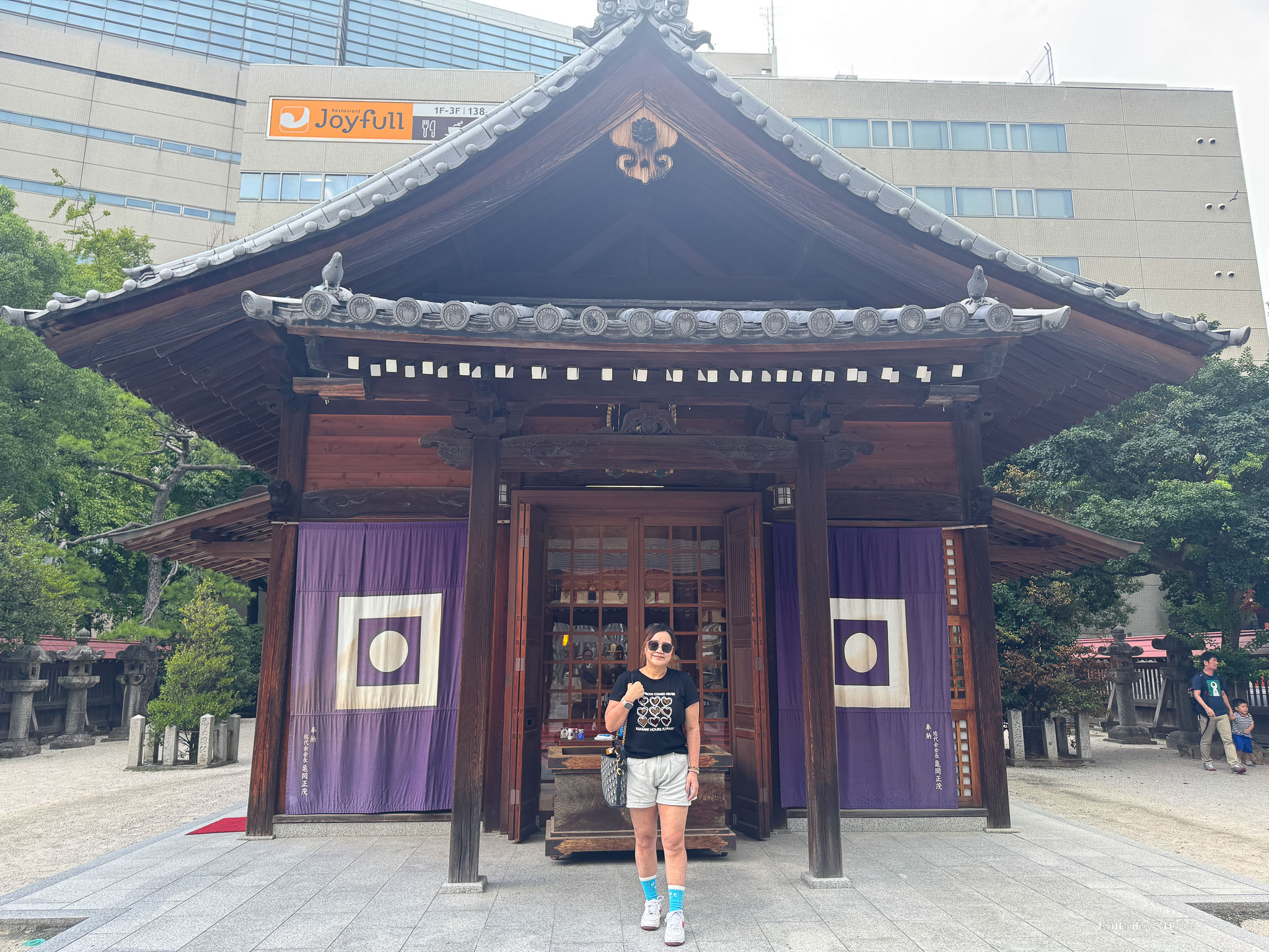 【福岡】在神社裡喝一杯咖啡～讓福岡天神的喧鬧慢下來，還有微笑狐狸幫你帶來好運「Blue Bottle Coffee」 福岡天神店｜藍瓶咖啡｜警固神社｜ブルーボトルコーヒー 福岡天神カフェ