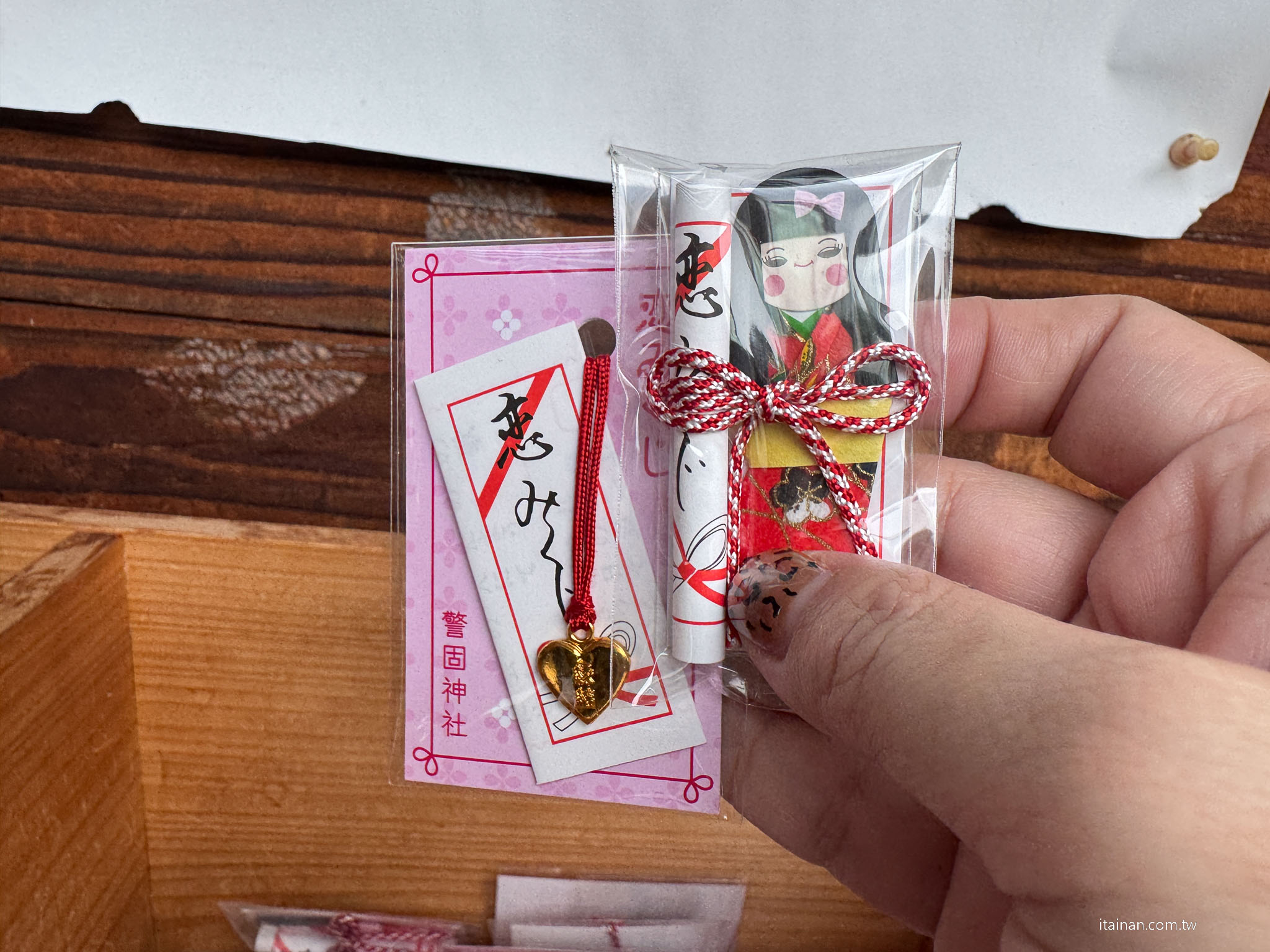 【福岡】在神社裡喝一杯咖啡～讓福岡天神的喧鬧慢下來，還有微笑狐狸幫你帶來好運「Blue Bottle Coffee」 福岡天神店｜藍瓶咖啡｜警固神社｜ブルーボトルコーヒー 福岡天神カフェ