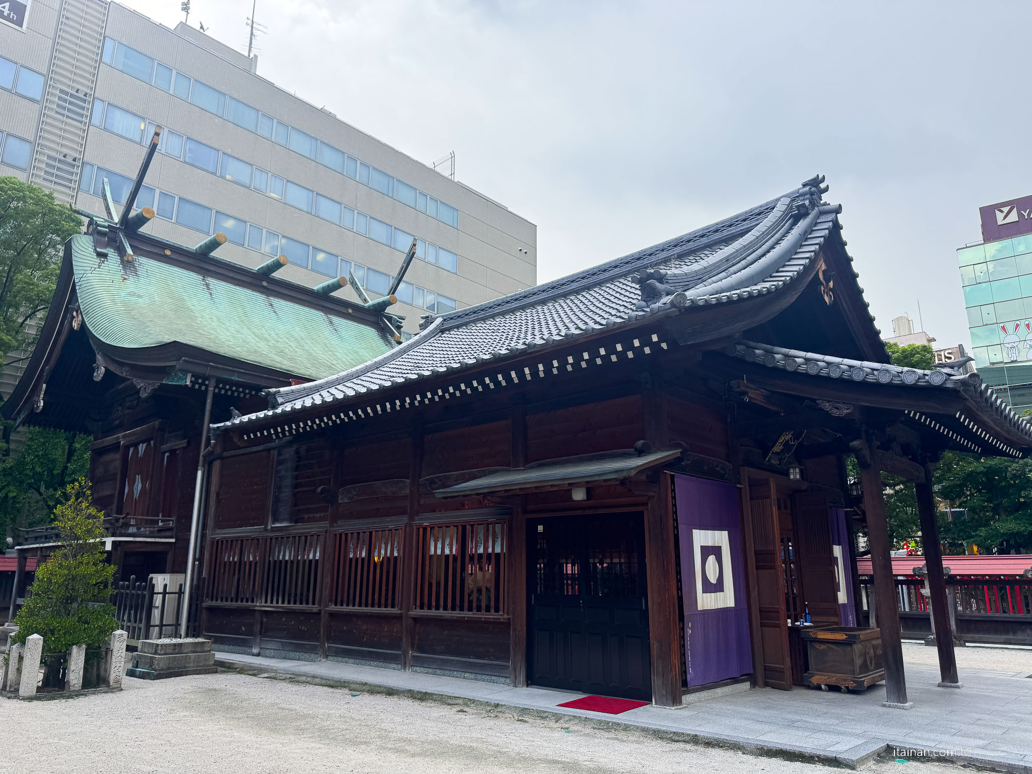 【福岡】在神社裡喝一杯咖啡～讓福岡天神的喧鬧慢下來，還有微笑狐狸幫你帶來好運「Blue Bottle Coffee」 福岡天神店｜藍瓶咖啡｜警固神社｜ブルーボトルコーヒー 福岡天神カフェ
