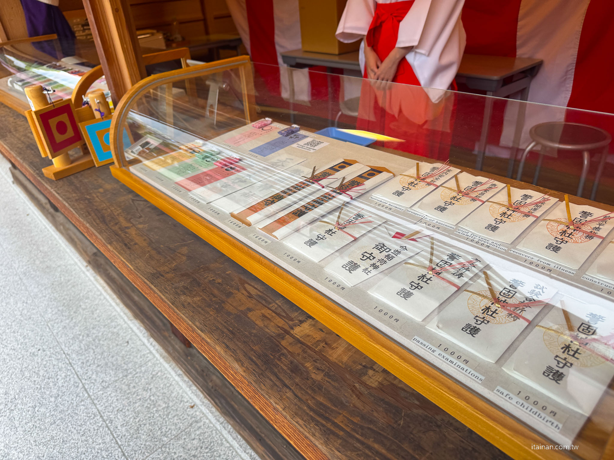 【福岡】在神社裡喝一杯咖啡～讓福岡天神的喧鬧慢下來，還有微笑狐狸幫你帶來好運「Blue Bottle Coffee」 福岡天神店｜藍瓶咖啡｜警固神社｜ブルーボトルコーヒー 福岡天神カフェ