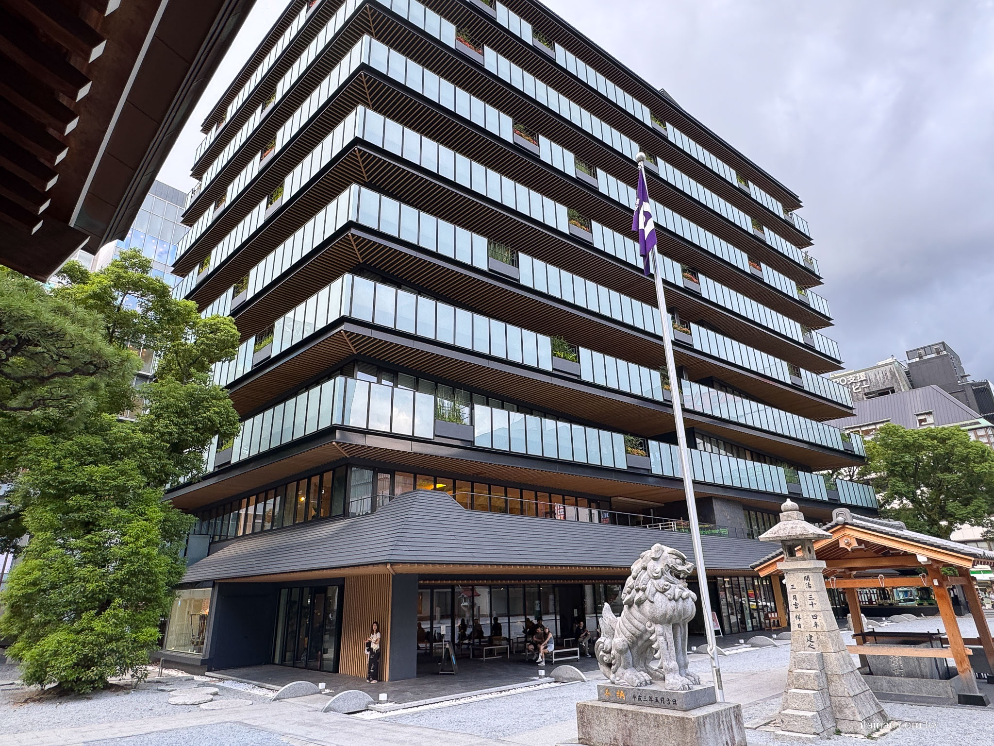 【福岡】在神社裡喝一杯咖啡～讓福岡天神的喧鬧慢下來，還有微笑狐狸幫你帶來好運「Blue Bottle Coffee」 福岡天神店｜藍瓶咖啡｜警固神社｜ブルーボトルコーヒー 福岡天神カフェ