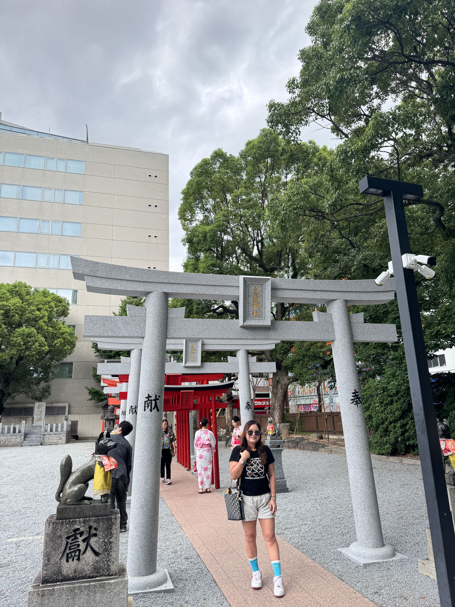【福岡】在神社裡喝一杯咖啡～讓福岡天神的喧鬧慢下來，還有微笑狐狸幫你帶來好運「Blue Bottle Coffee」 福岡天神店｜藍瓶咖啡｜警固神社｜ブルーボトルコーヒー 福岡天神カフェ
