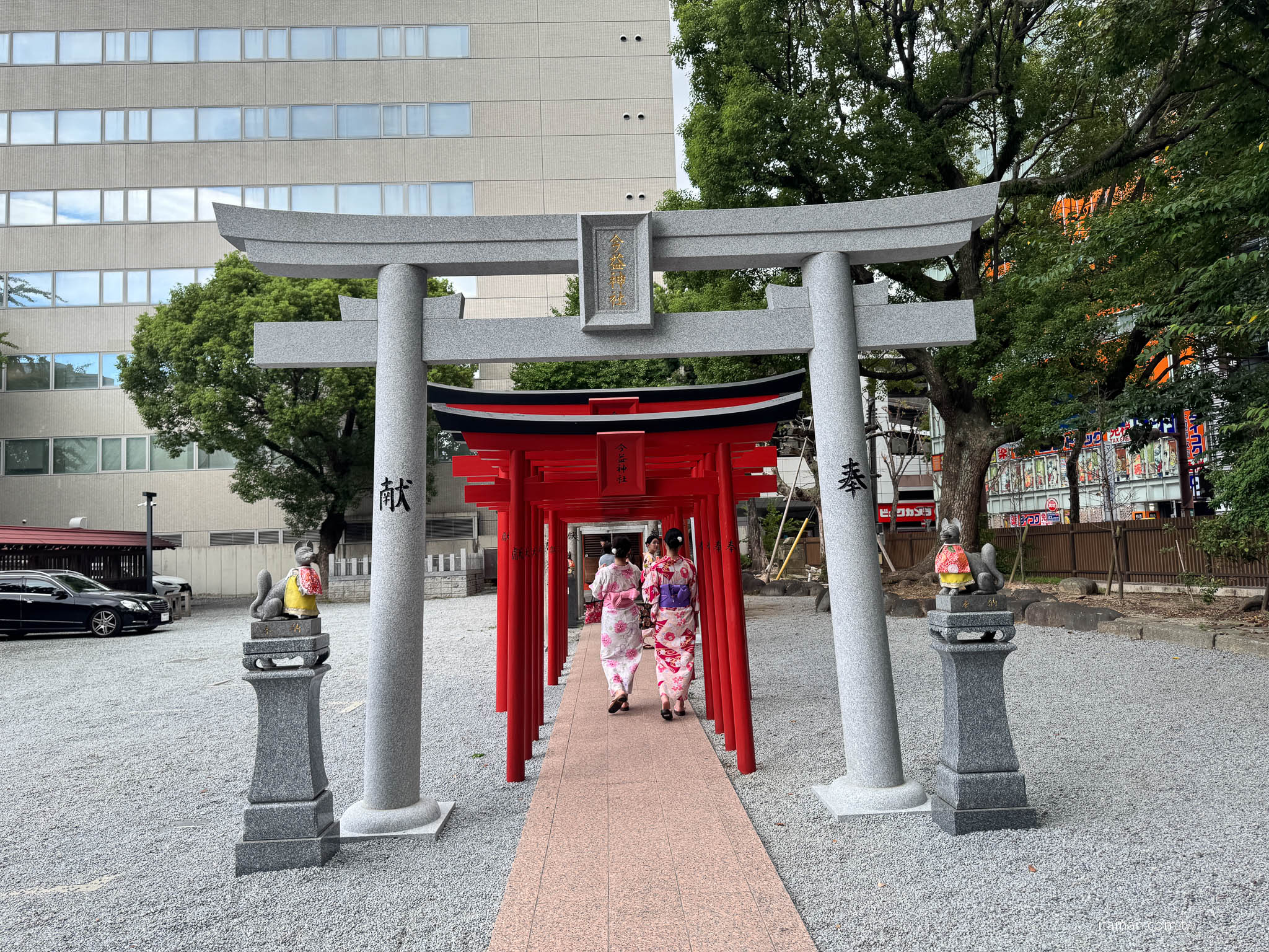 【福岡】在神社裡喝一杯咖啡～讓福岡天神的喧鬧慢下來，還有微笑狐狸幫你帶來好運「Blue Bottle Coffee」 福岡天神店｜藍瓶咖啡｜警固神社｜ブルーボトルコーヒー 福岡天神カフェ