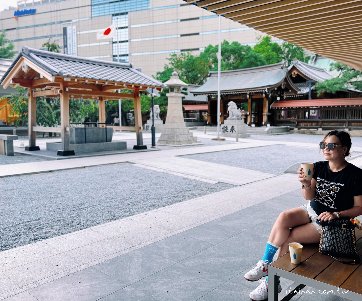 【福岡】在神社裡喝一杯咖啡～讓福岡天神的喧鬧慢下來，還有微笑狐狸幫你帶來好運「Blue Bottle Coffee」 福岡天神店｜藍瓶咖啡｜警固神社｜ブルーボトルコーヒー 福岡天神カフェ