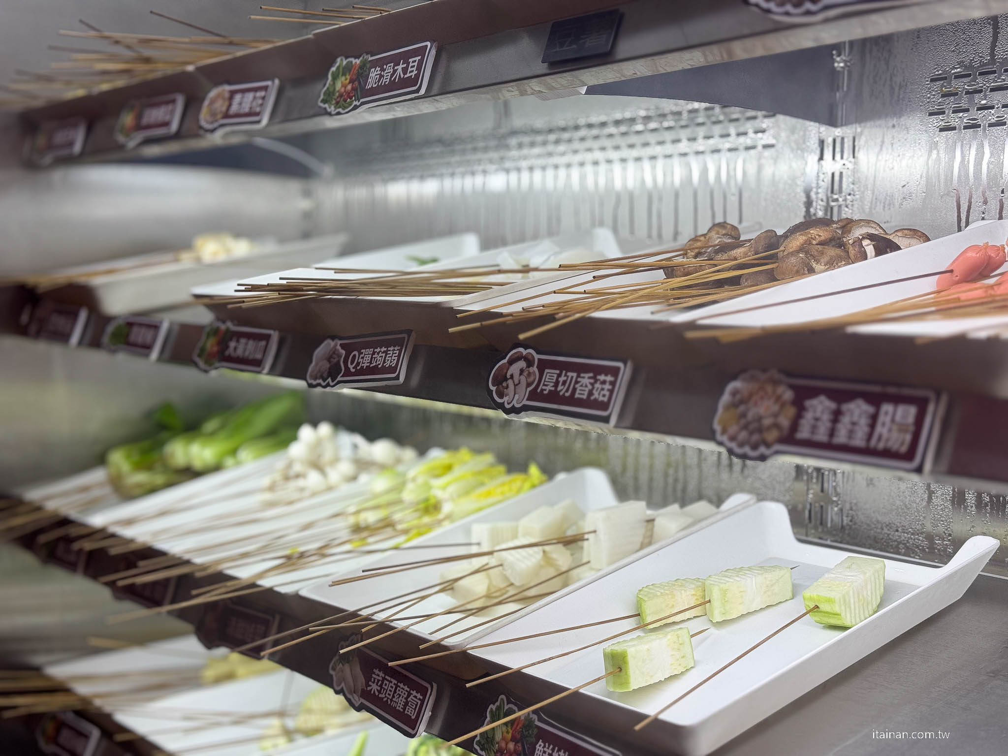 【台南吃到飽推薦】老饕激推的平價串串火鍋新選擇~ XM 集團新品牌「串芊金火鍋串串」吃巧也能吃超飽,甜點飲料超強,根本可以獨立變成甜點店! 【台南吃到飽推薦】老饕激推的平價串串火鍋新選擇~ XM 集團新品牌「串芊金火鍋串串」吃巧也能吃超飽,甜點飲料超強,根本可以獨立變成甜點店!