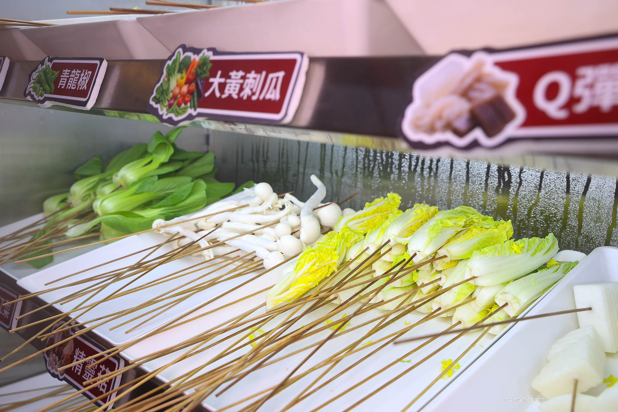 【台南吃到飽推薦】老饕激推的平價串串火鍋新選擇~ XM 集團新品牌「串芊金火鍋串串」吃巧也能吃超飽,甜點飲料超強,根本可以獨立變成甜點店! 【台南吃到飽推薦】老饕激推的平價串串火鍋新選擇~ XM 集團新品牌「串芊金火鍋串串」吃巧也能吃超飽,甜點飲料超強,根本可以獨立變成甜點店!