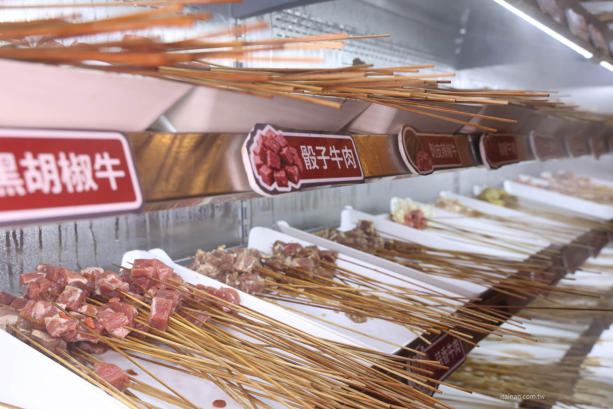 【台南吃到飽推薦】老饕激推的平價串串火鍋新選擇~ XM 集團新品牌「串芊金火鍋串串」吃巧也能吃超飽,甜點飲料超強,根本可以獨立變成甜點店! 【台南吃到飽推薦】老饕激推的平價串串火鍋新選擇~ XM 集團新品牌「串芊金火鍋串串」吃巧也能吃超飽,甜點飲料超強,根本可以獨立變成甜點店!