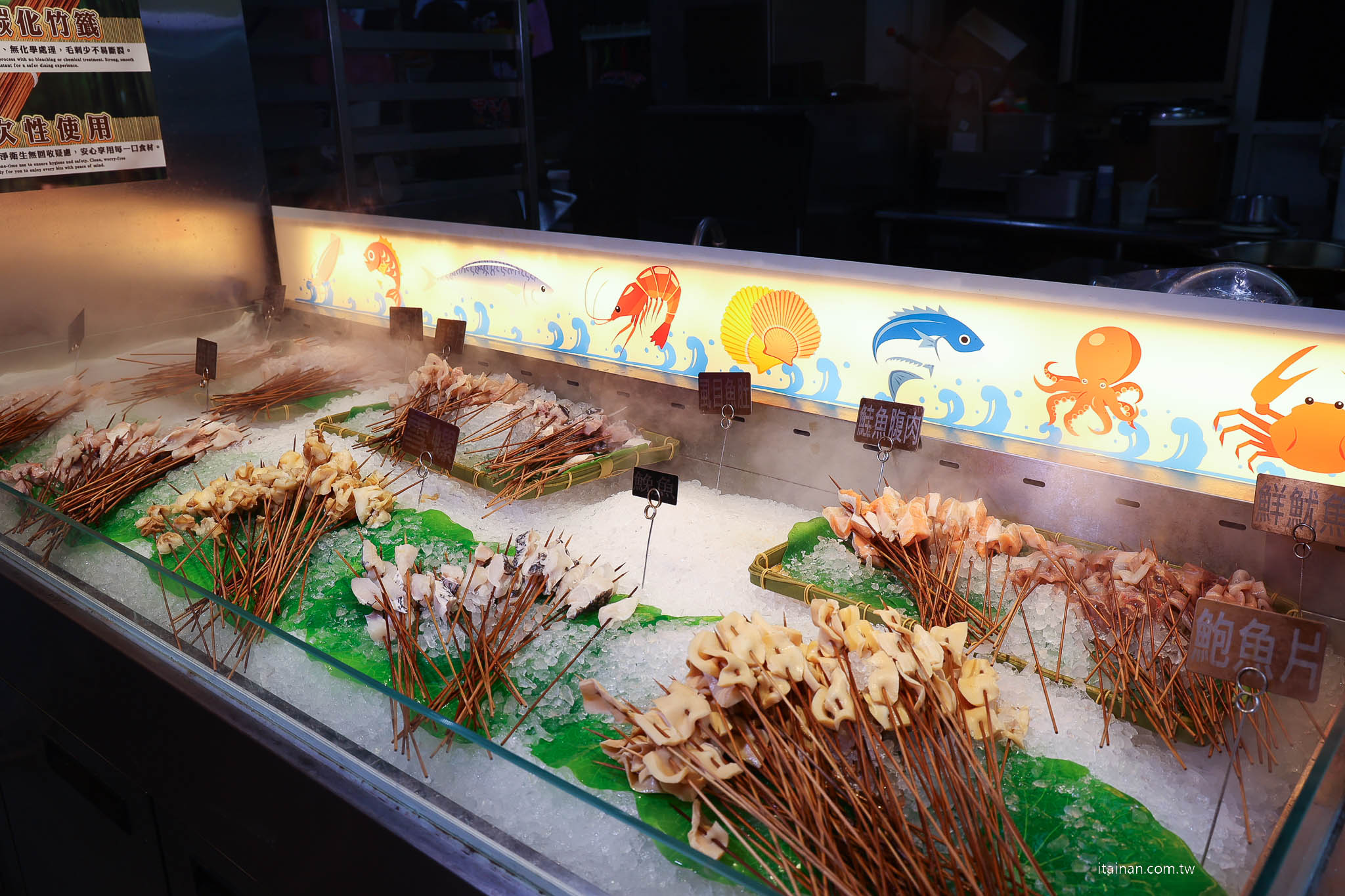 【台南吃到飽推薦】老饕激推的平價串串火鍋新選擇~ XM 集團新品牌「串芊金火鍋串串」吃巧也能吃超飽,甜點飲料超強,根本可以獨立變成甜點店! 【台南吃到飽推薦】老饕激推的平價串串火鍋新選擇~ XM 集團新品牌「串芊金火鍋串串」吃巧也能吃超飽,甜點飲料超強,根本可以獨立變成甜點店!