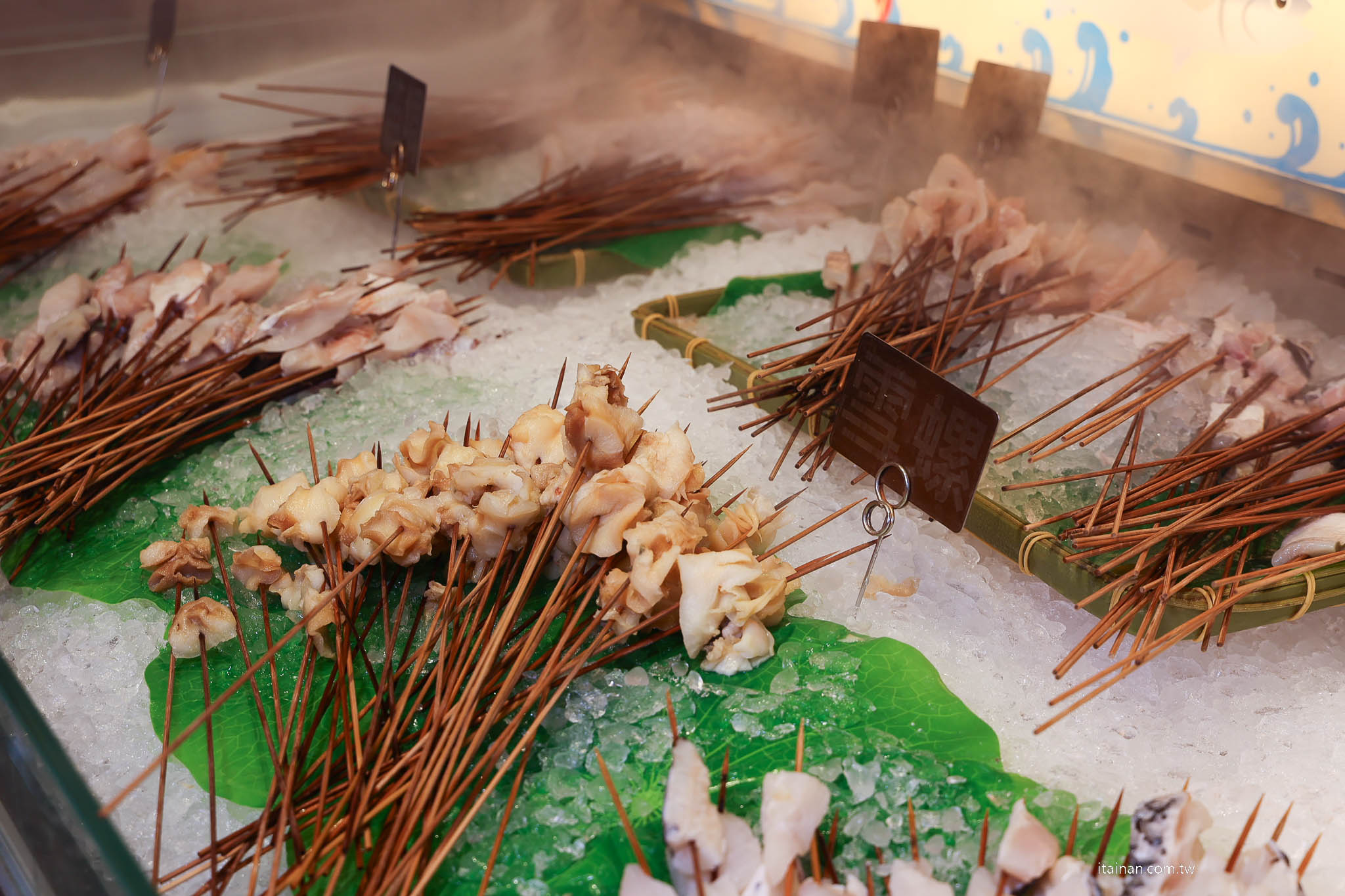 【台南吃到飽推薦】老饕激推的平價串串火鍋新選擇~ XM 集團新品牌「串芊金火鍋串串」吃巧也能吃超飽,甜點飲料超強,根本可以獨立變成甜點店! 【台南吃到飽推薦】老饕激推的平價串串火鍋新選擇~ XM 集團新品牌「串芊金火鍋串串」吃巧也能吃超飽,甜點飲料超強,根本可以獨立變成甜點店!