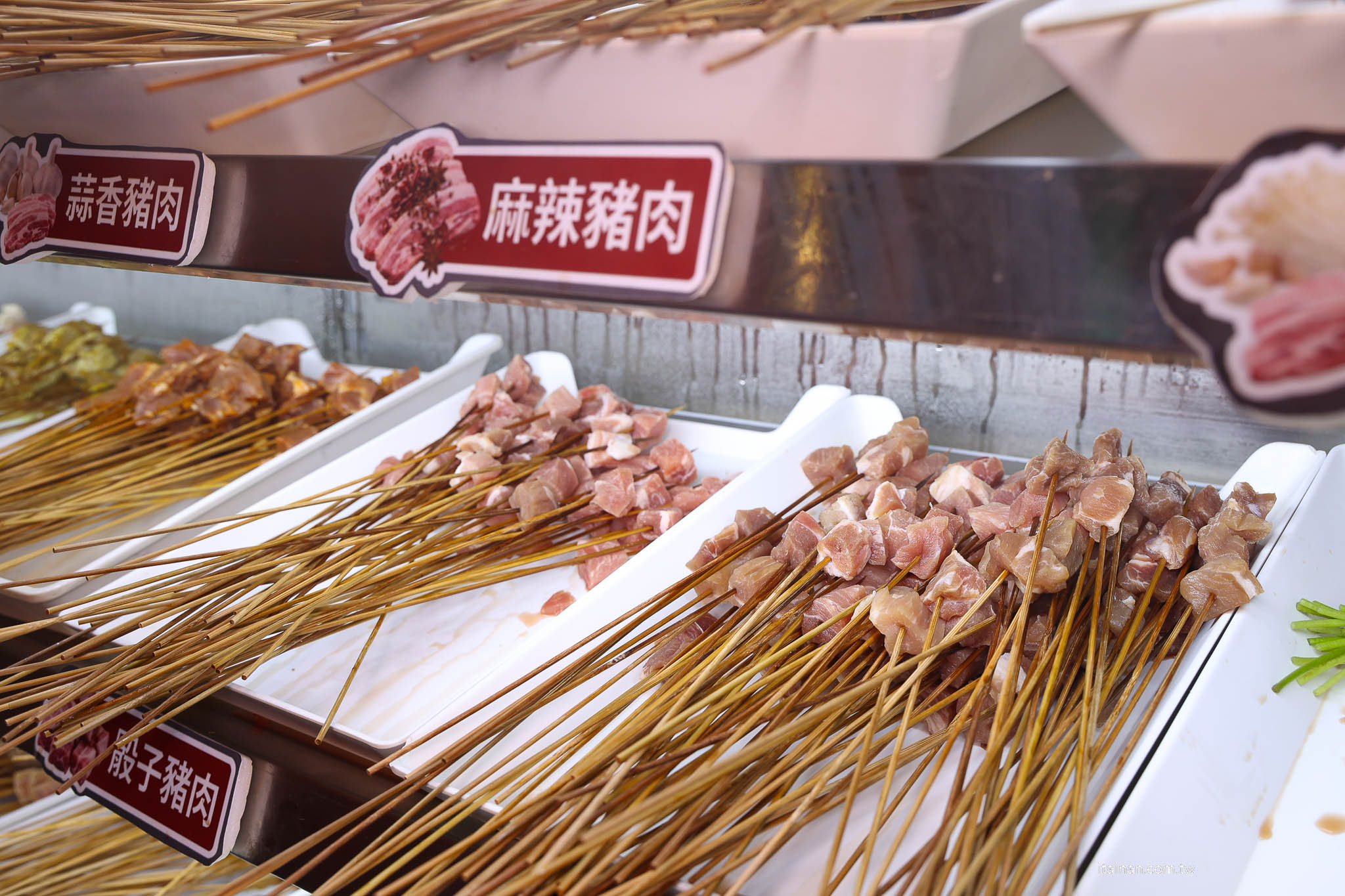 【台南吃到飽推薦】老饕激推的平價串串火鍋新選擇~ XM 集團新品牌「串芊金火鍋串串」吃巧也能吃超飽,甜點飲料超強,根本可以獨立變成甜點店! 【台南吃到飽推薦】老饕激推的平價串串火鍋新選擇~ XM 集團新品牌「串芊金火鍋串串」吃巧也能吃超飽,甜點飲料超強,根本可以獨立變成甜點店!