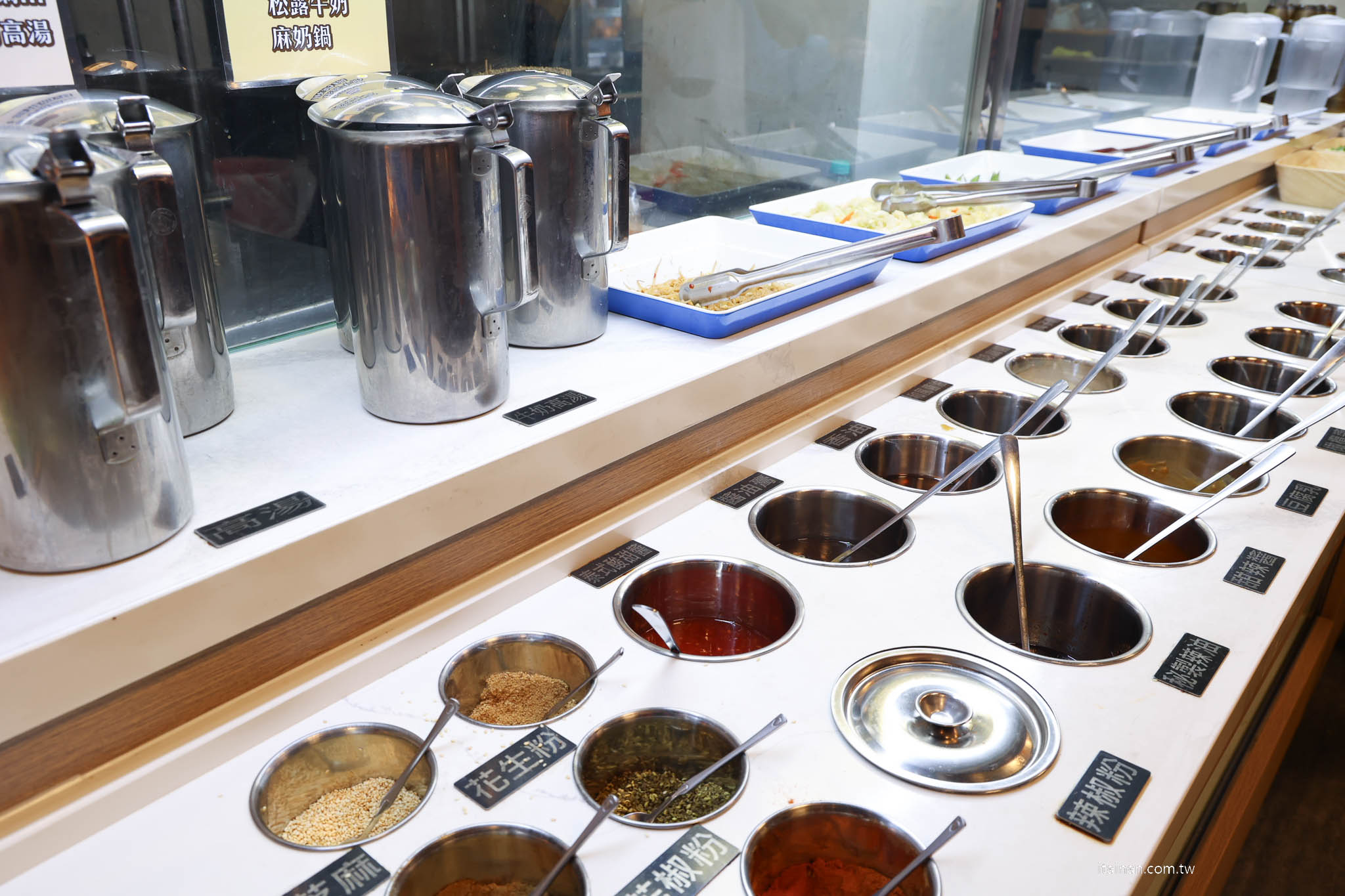 【台南吃到飽推薦】老饕激推的平價串串火鍋新選擇~ XM 集團新品牌「串芊金火鍋串串」吃巧也能吃超飽,甜點飲料超強,根本可以獨立變成甜點店! 【台南吃到飽推薦】老饕激推的平價串串火鍋新選擇~ XM 集團新品牌「串芊金火鍋串串」吃巧也能吃超飽,甜點飲料超強,根本可以獨立變成甜點店!