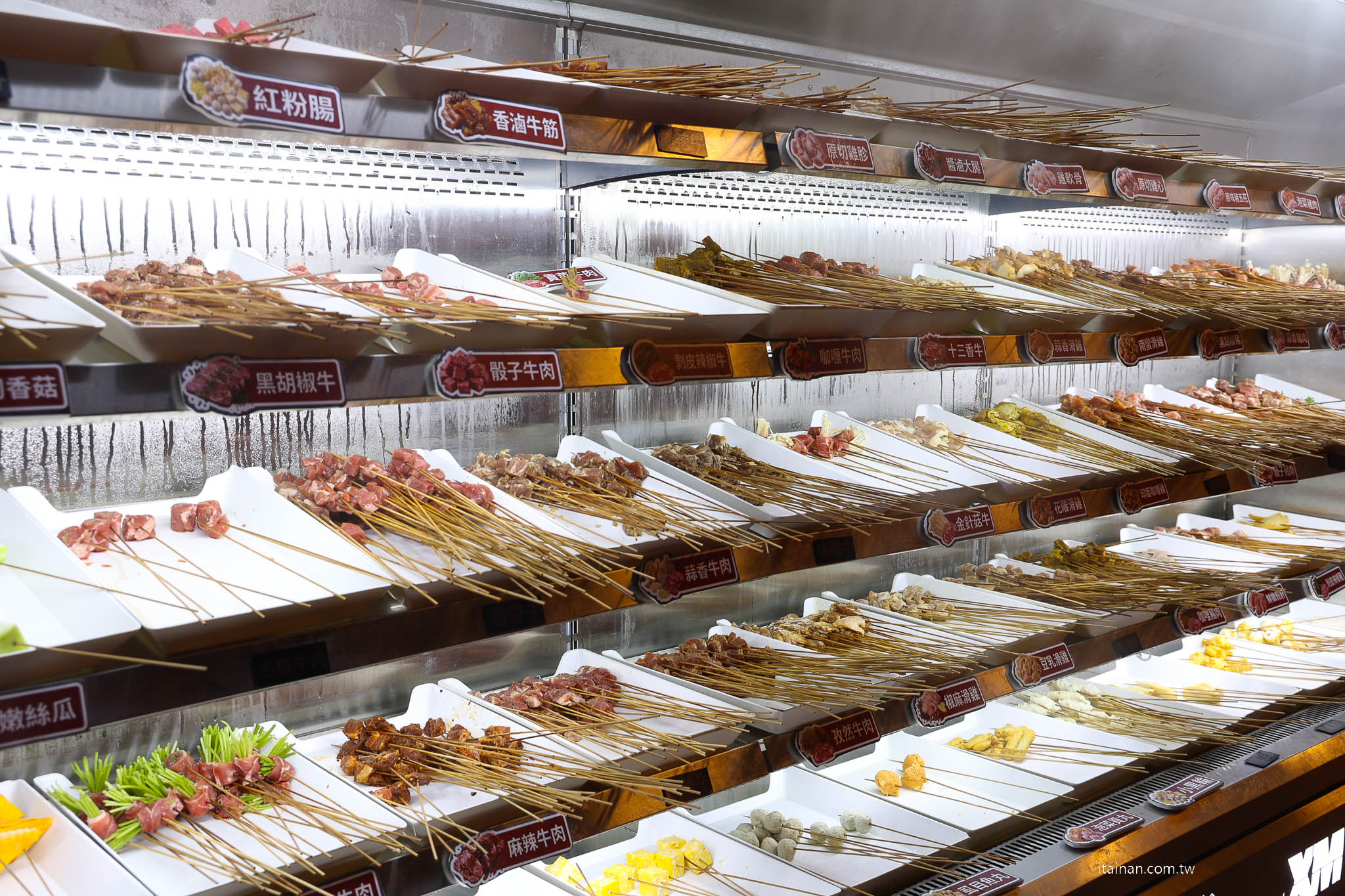 【台南吃到飽推薦】老饕激推的平價串串火鍋新選擇~ XM 集團新品牌「串芊金火鍋串串」吃巧也能吃超飽,甜點飲料超強,根本可以獨立變成甜點店! 【台南吃到飽推薦】老饕激推的平價串串火鍋新選擇~ XM 集團新品牌「串芊金火鍋串串」吃巧也能吃超飽,甜點飲料超強,根本可以獨立變成甜點店!