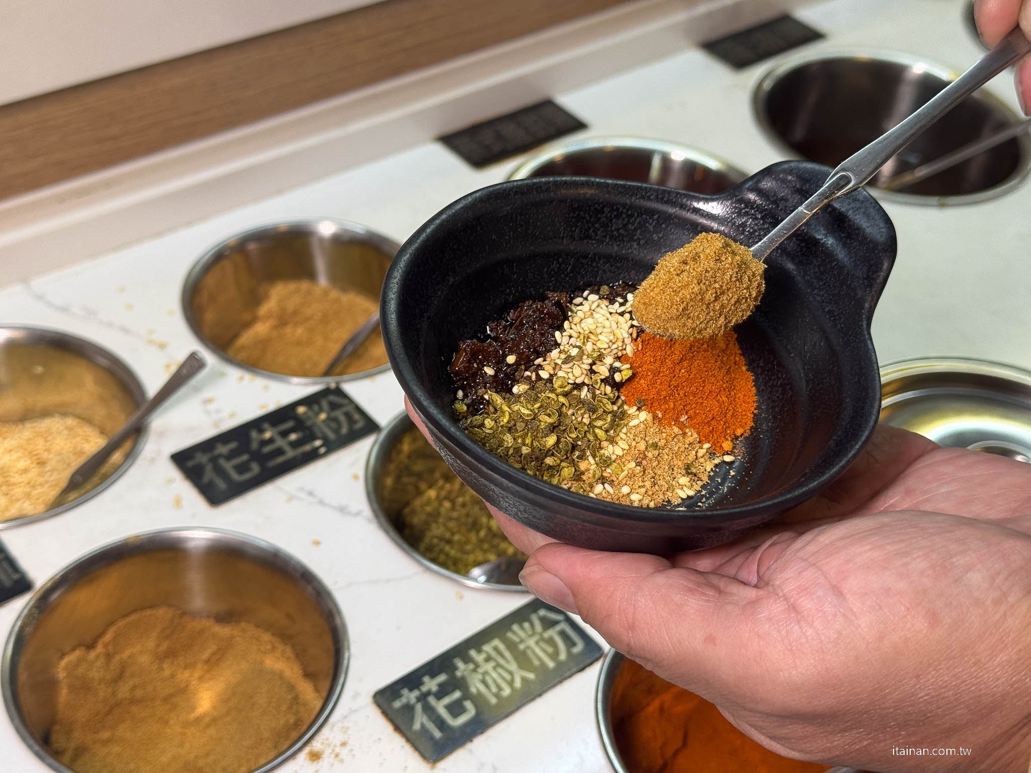 【台南吃到飽推薦】老饕激推的平價串串火鍋新選擇~ XM 集團新品牌「串芊金火鍋串串」吃巧也能吃超飽,甜點飲料超強,根本可以獨立變成甜點店! 【台南吃到飽推薦】老饕激推的平價串串火鍋新選擇~ XM 集團新品牌「串芊金火鍋串串」吃巧也能吃超飽,甜點飲料超強,根本可以獨立變成甜點店!