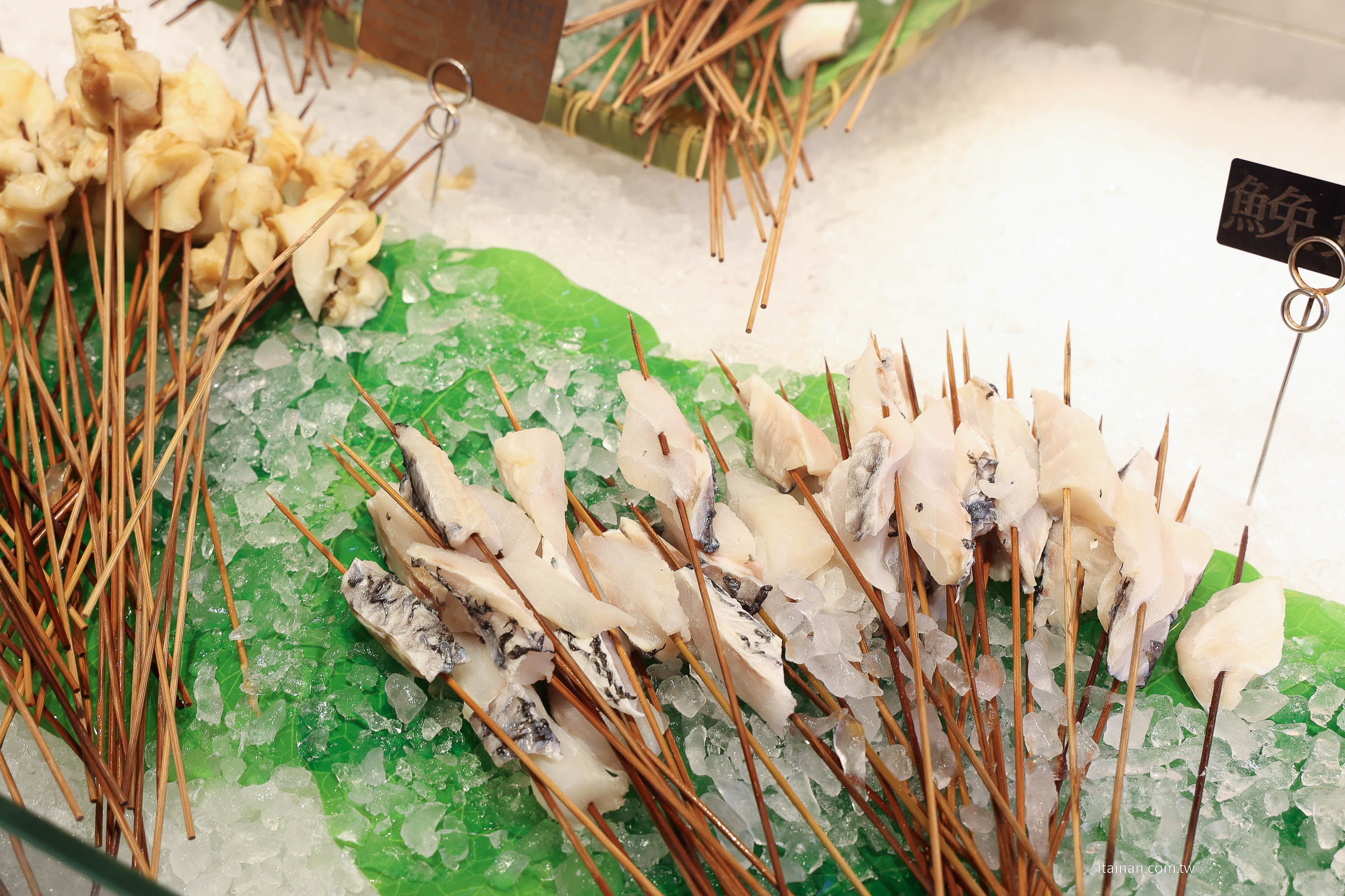 【台南吃到飽推薦】老饕激推的平價串串火鍋新選擇~ XM 集團新品牌「串芊金火鍋串串」吃巧也能吃超飽,甜點飲料超強,根本可以獨立變成甜點店! 【台南吃到飽推薦】老饕激推的平價串串火鍋新選擇~ XM 集團新品牌「串芊金火鍋串串」吃巧也能吃超飽,甜點飲料超強,根本可以獨立變成甜點店!