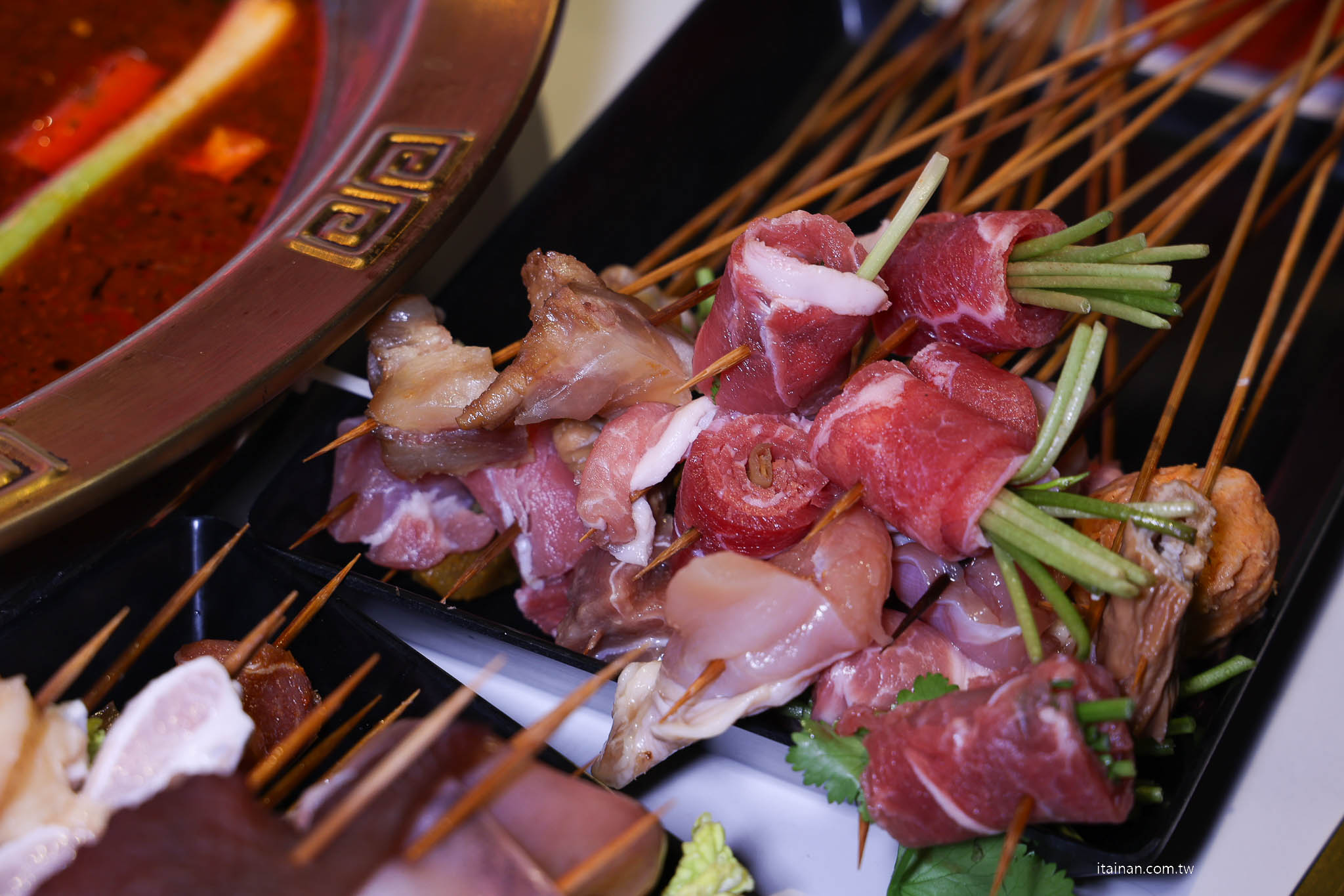 【台南吃到飽推薦】老饕激推的平價串串火鍋新選擇~ XM 集團新品牌「串芊金火鍋串串」吃巧也能吃超飽,甜點飲料超強,根本可以獨立變成甜點店! 【台南吃到飽推薦】老饕激推的平價串串火鍋新選擇~ XM 集團新品牌「串芊金火鍋串串」吃巧也能吃超飽,甜點飲料超強,根本可以獨立變成甜點店!