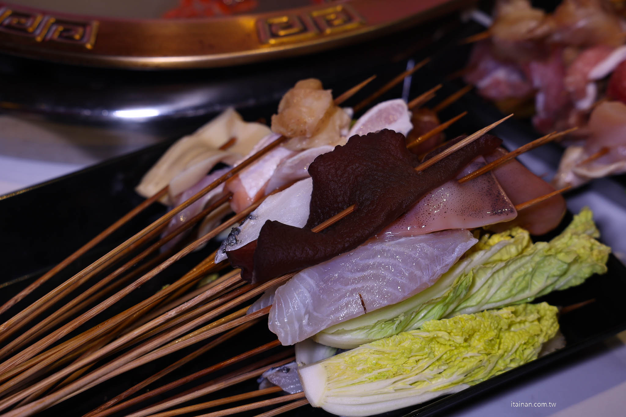 【台南吃到飽推薦】老饕激推的平價串串火鍋新選擇~ XM 集團新品牌「串芊金火鍋串串」吃巧也能吃超飽,甜點飲料超強,根本可以獨立變成甜點店! 【台南吃到飽推薦】老饕激推的平價串串火鍋新選擇~ XM 集團新品牌「串芊金火鍋串串」吃巧也能吃超飽,甜點飲料超強,根本可以獨立變成甜點店!