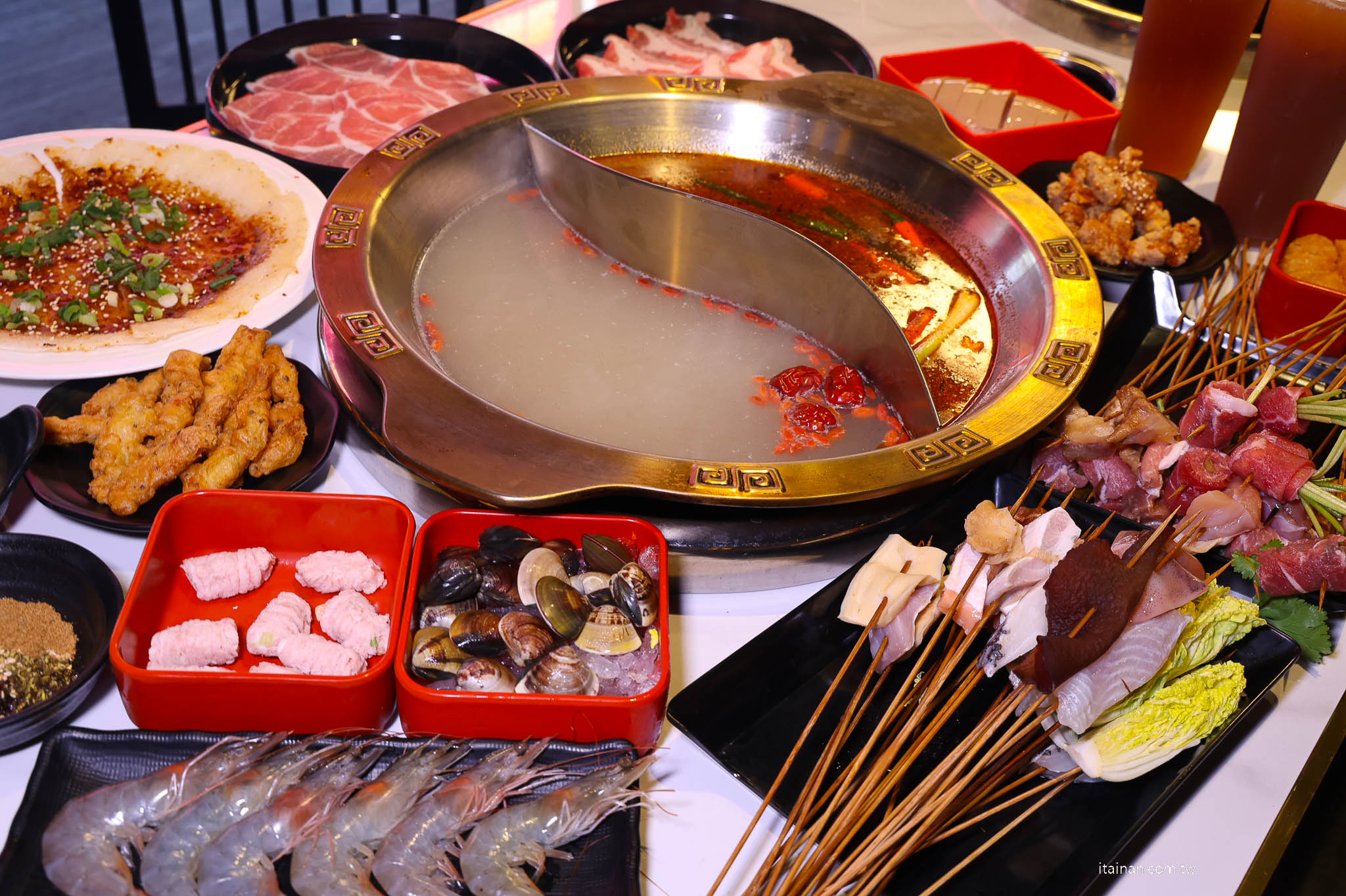 【台南吃到飽推薦】老饕激推的平價串串火鍋新選擇~ XM 集團新品牌「串芊金火鍋串串」吃巧也能吃超飽,甜點飲料超強,根本可以獨立變成甜點店! 【台南吃到飽推薦】老饕激推的平價串串火鍋新選擇~ XM 集團新品牌「串芊金火鍋串串」吃巧也能吃超飽,甜點飲料超強,根本可以獨立變成甜點店!