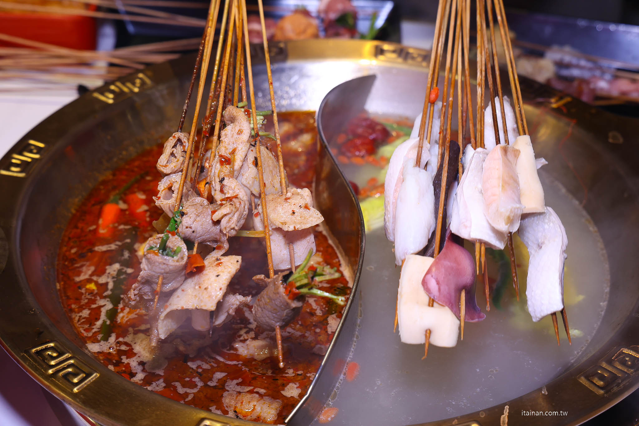 【台南吃到飽推薦】老饕激推的平價串串火鍋新選擇~ XM 集團新品牌「串芊金火鍋串串」吃巧也能吃超飽,甜點飲料超強,根本可以獨立變成甜點店! 【台南吃到飽推薦】老饕激推的平價串串火鍋新選擇~ XM 集團新品牌「串芊金火鍋串串」吃巧也能吃超飽,甜點飲料超強,根本可以獨立變成甜點店!