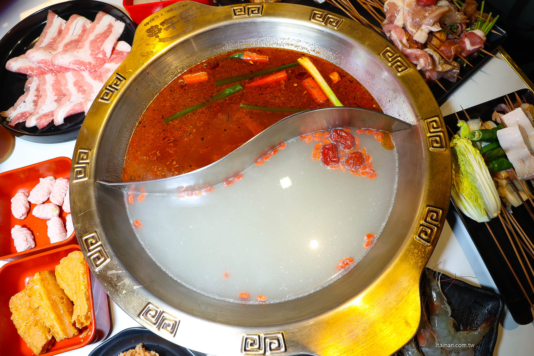 【台南吃到飽推薦】老饕激推的平價串串火鍋新選擇~ XM 集團新品牌「串芊金火鍋串串」吃巧也能吃超飽,甜點飲料超強,根本可以獨立變成甜點店! 【台南吃到飽推薦】老饕激推的平價串串火鍋新選擇~ XM 集團新品牌「串芊金火鍋串串」吃巧也能吃超飽,甜點飲料超強,根本可以獨立變成甜點店!