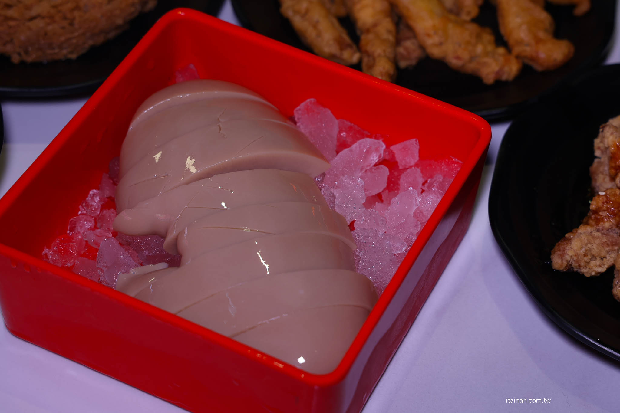 【台南吃到飽推薦】老饕激推的平價串串火鍋新選擇~ XM 集團新品牌「串芊金火鍋串串」吃巧也能吃超飽,甜點飲料超強,根本可以獨立變成甜點店! 【台南吃到飽推薦】老饕激推的平價串串火鍋新選擇~ XM 集團新品牌「串芊金火鍋串串」吃巧也能吃超飽,甜點飲料超強,根本可以獨立變成甜點店!