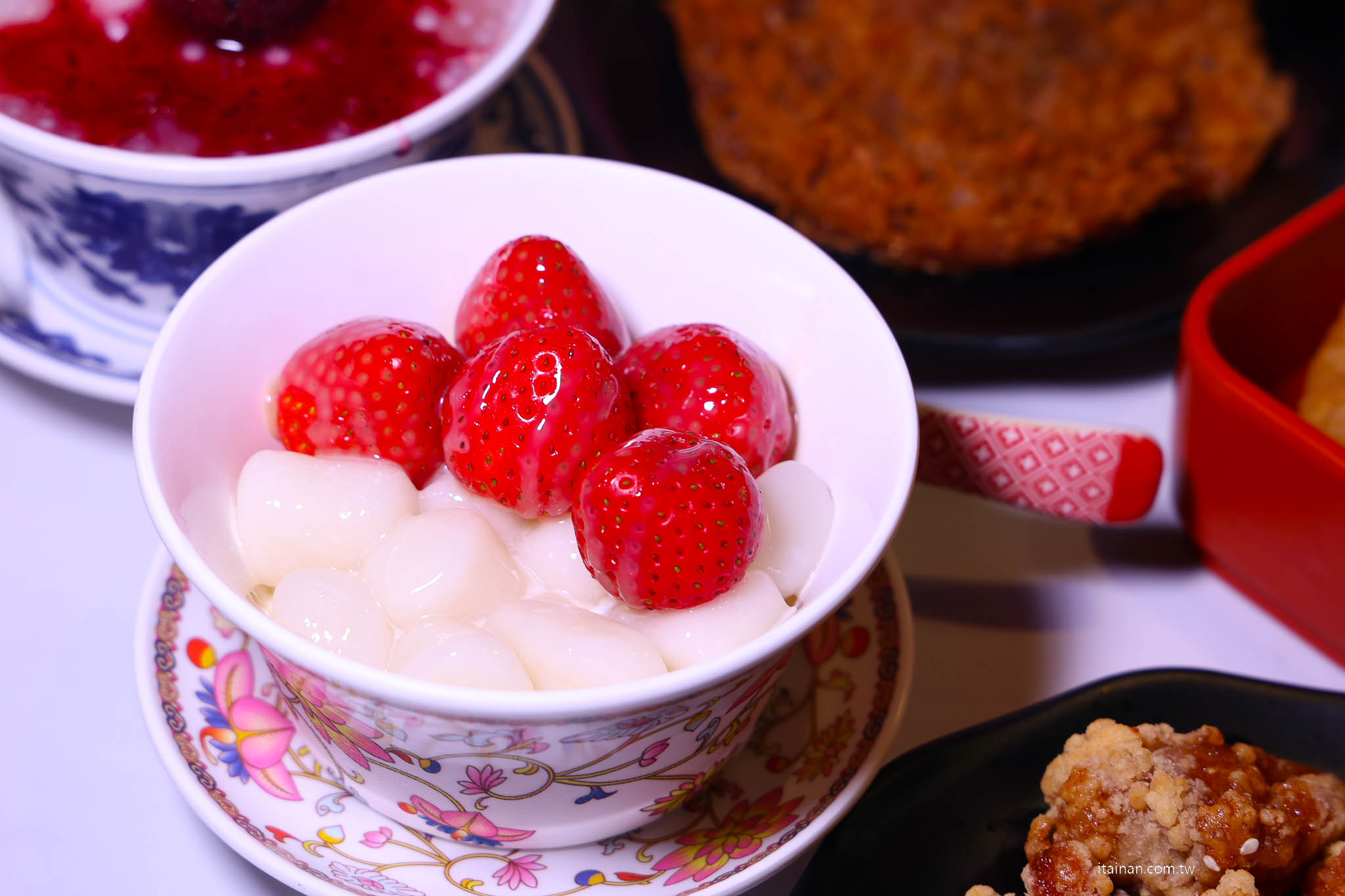 【台南吃到飽推薦】老饕激推的平價串串火鍋新選擇~ XM 集團新品牌「串芊金火鍋串串」吃巧也能吃超飽,甜點飲料超強,根本可以獨立變成甜點店! 【台南吃到飽推薦】老饕激推的平價串串火鍋新選擇~ XM 集團新品牌「串芊金火鍋串串」吃巧也能吃超飽,甜點飲料超強,根本可以獨立變成甜點店!